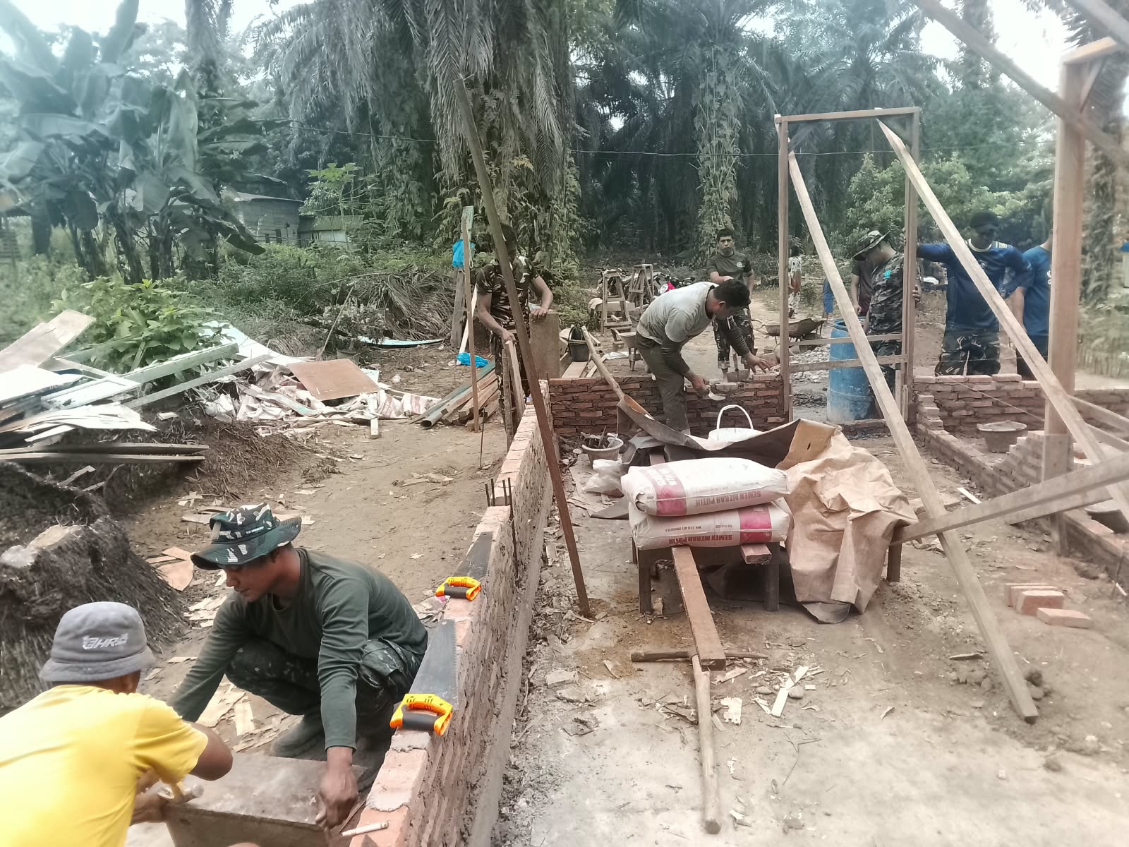 Satgas TMMD ke-130 Kodim 0209/Labuhanbatu Wujudkan Rumah Layak Huni untuk Pak Suroto