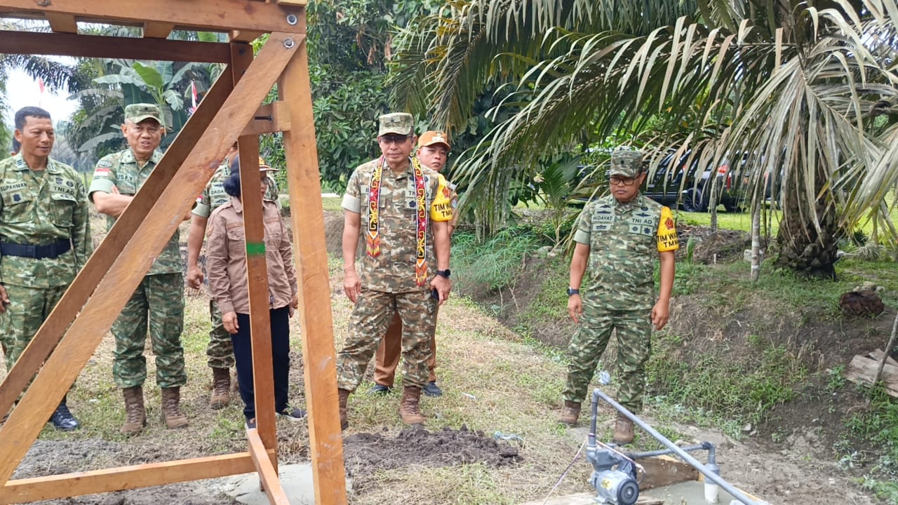 Tim Wasev Mabesad Tinjau Sumur Bor TMMD ke-130, Harapan Air Bersih Warga Marampayang Kian Dekat