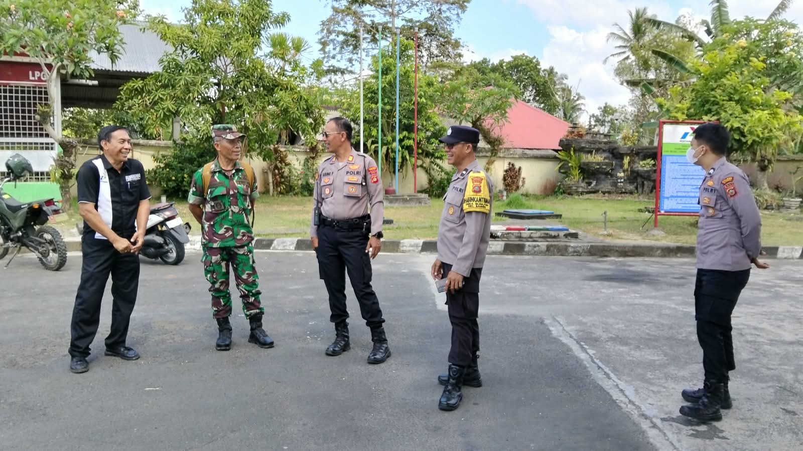 Sinergi TNI dan Polri Atur Antrean BBM di SPBU Bunutin