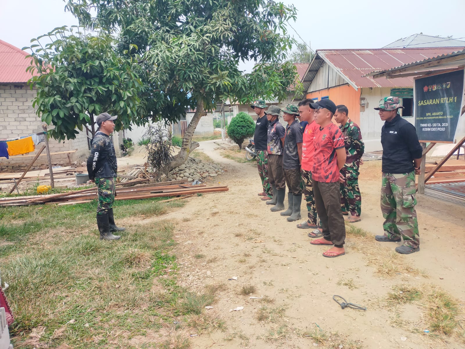 Apel Pagi Satgas TMMD ke-130 Kodim 1307/Poso, Awali Pekerjaan Rehab Rumah Arianto Atan