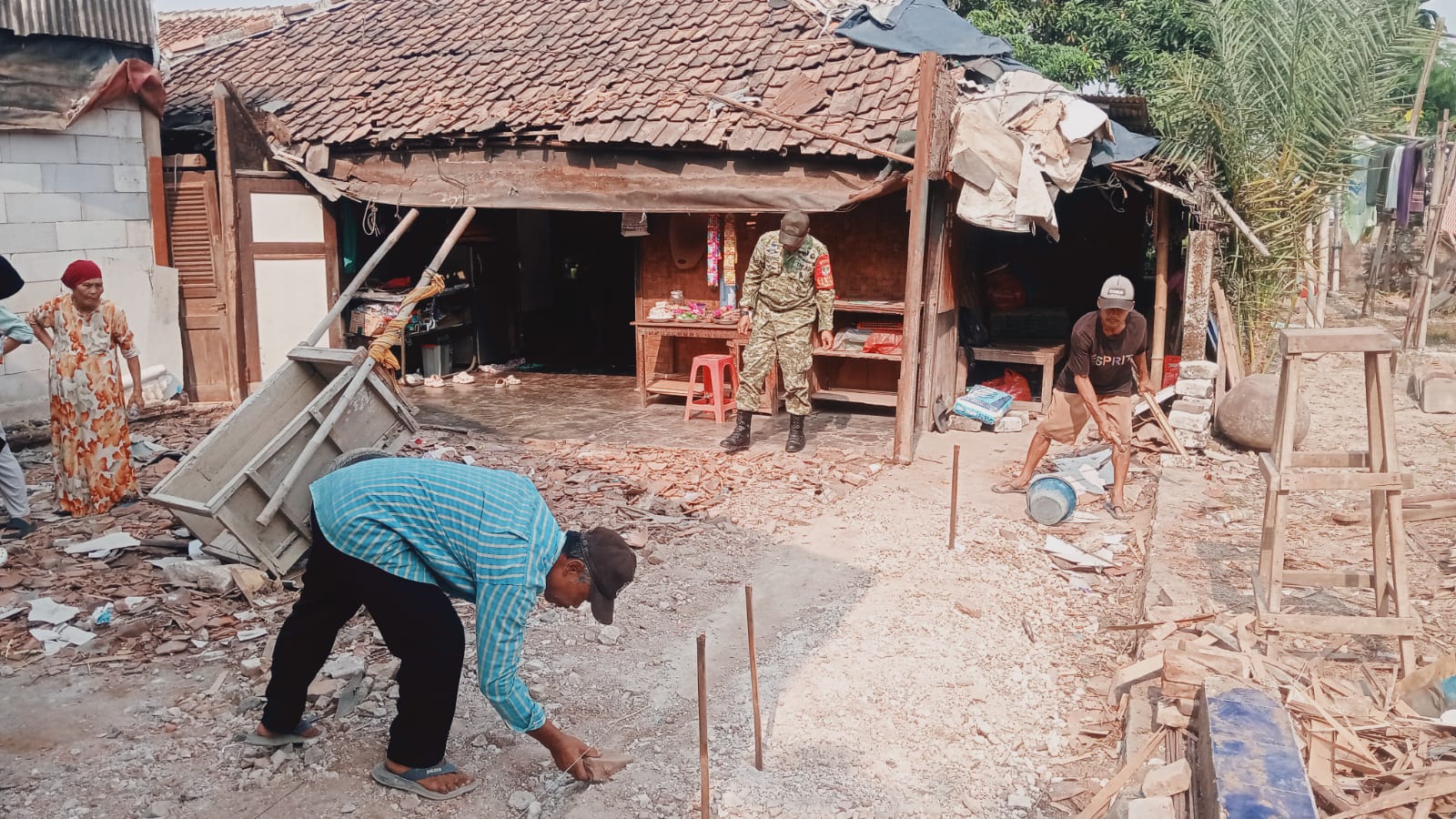 Renovasi Rumah Ibu Misti: Upaya Satgas TMMD untuk Kesejahteraan Warga