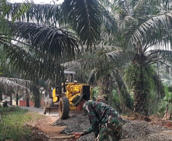 Semangat Gotong Royong Satgas TMMD dan Warga Dalam Membangun Infrastruktur Jalan