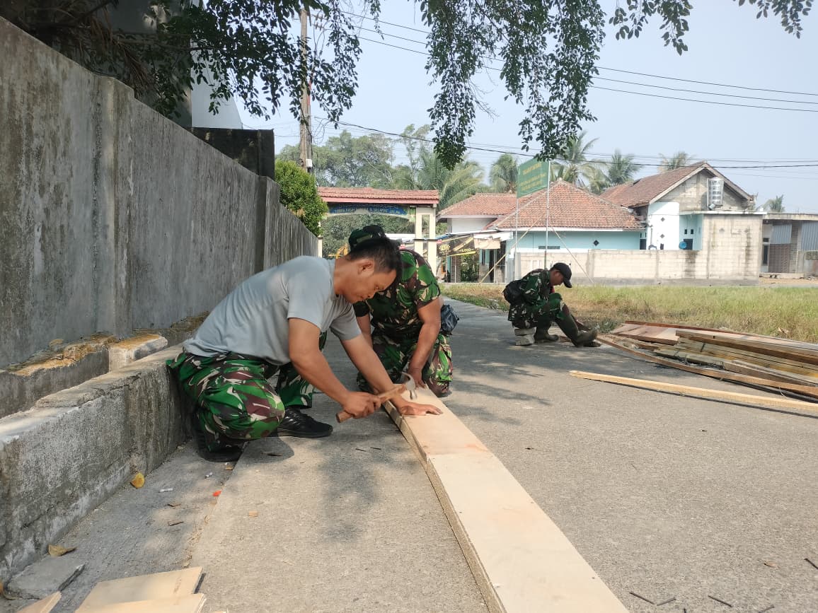 Satgas TMMD ke-130 Kodim 0510/Tigaraksa Kerjakan Bekisting untuk Jalan Berkualitas