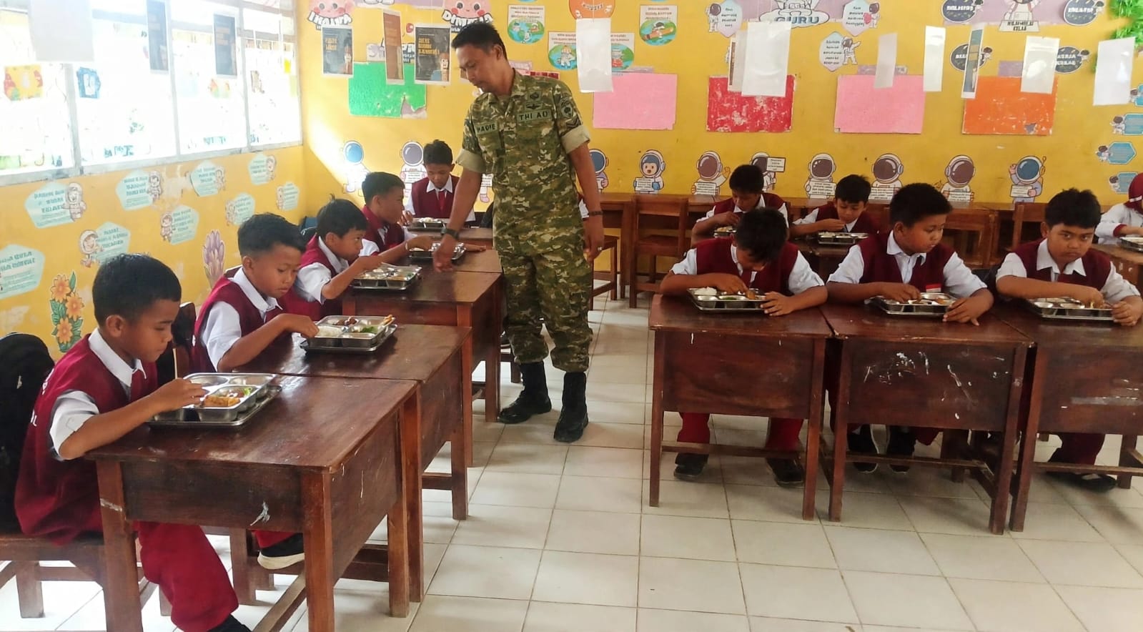 Babinsa Dampingi Program Makan Bergizi Gratis di Sidrap