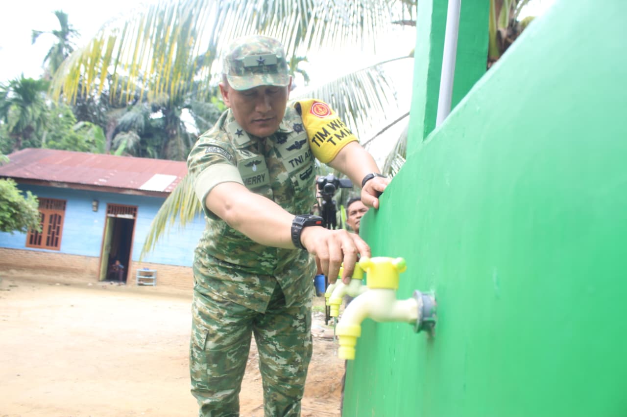 Perbaikan Rumah Tukirin: Tinjauan Brigjen Herry pada Program TMMD Ke-130 Perbaikan Rumah Tukirin: Tinjauan Brigjen Herry pada Program TMMD Ke-130