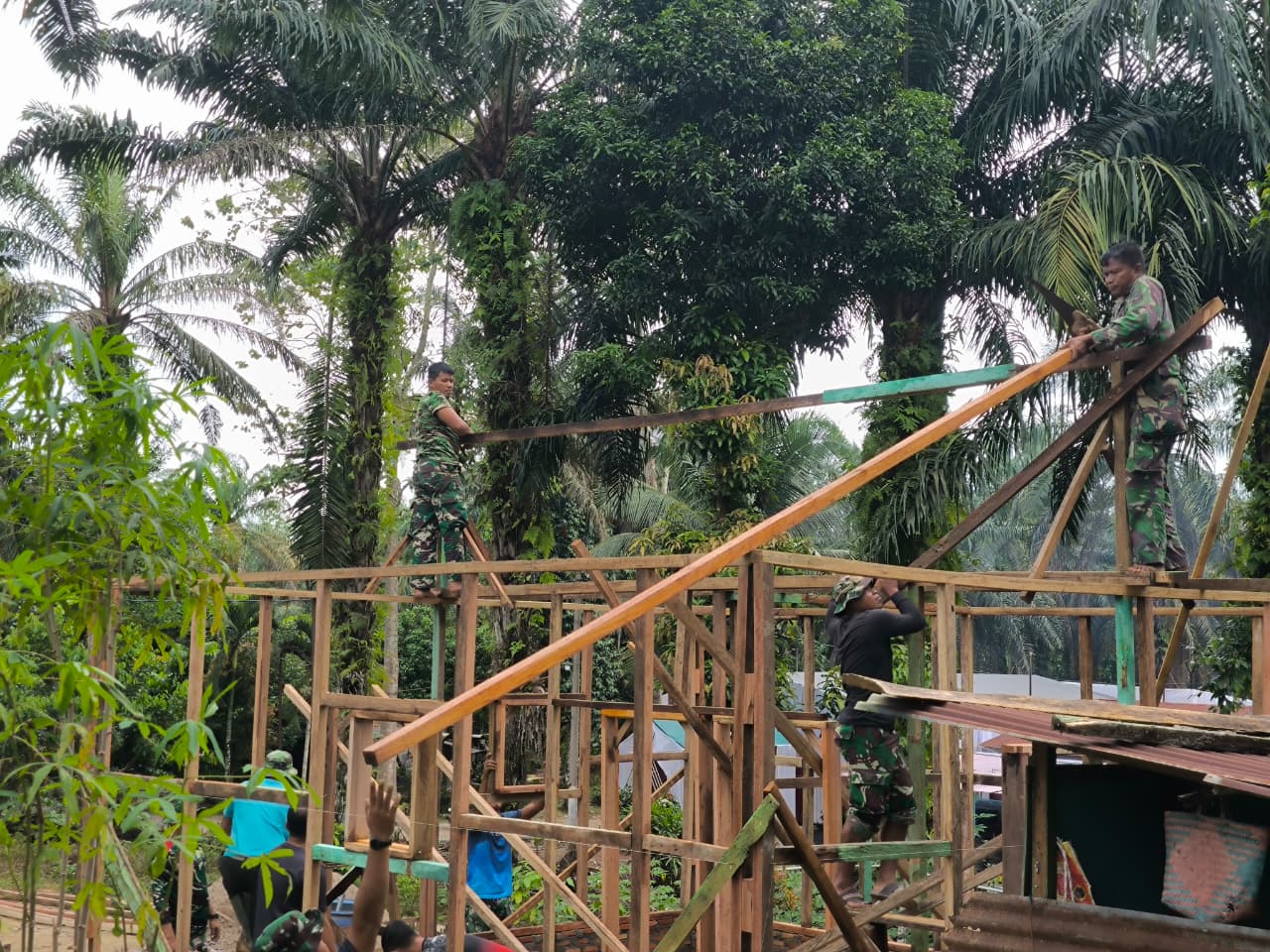 Kegiatan Pembangunan Rumah Suroto oleh Satgas TMMD