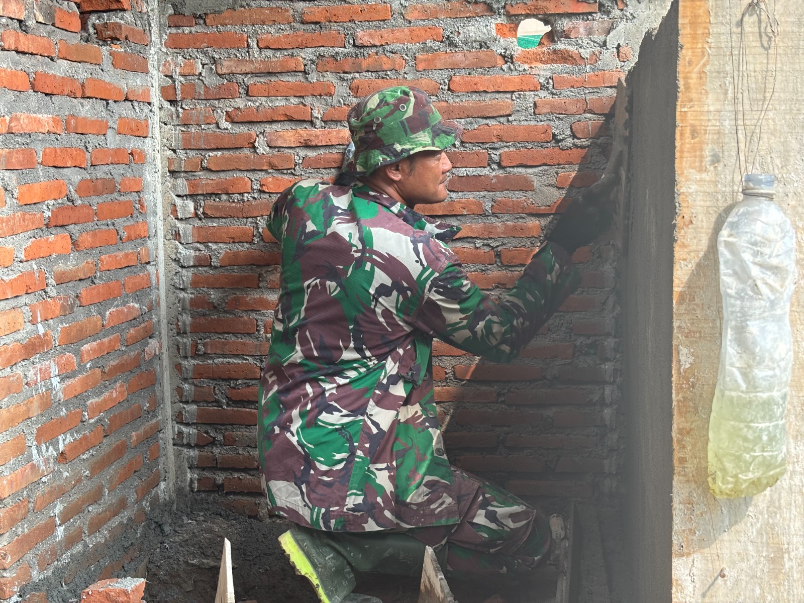 Desa Pojok Dapatkan Fasilitas MCK Umum Baru dari Program TMMD ke-130