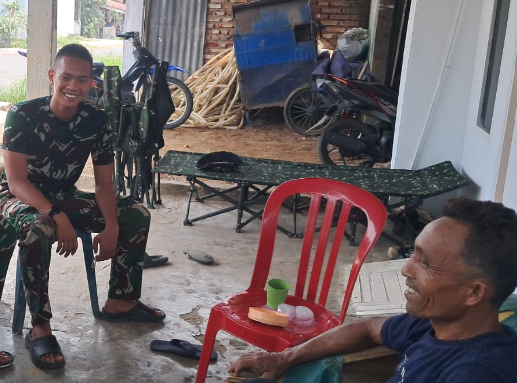 Kemanunggalan TNI dan Warga dalam Sesi Istirahat Satgas TMMD ke-130