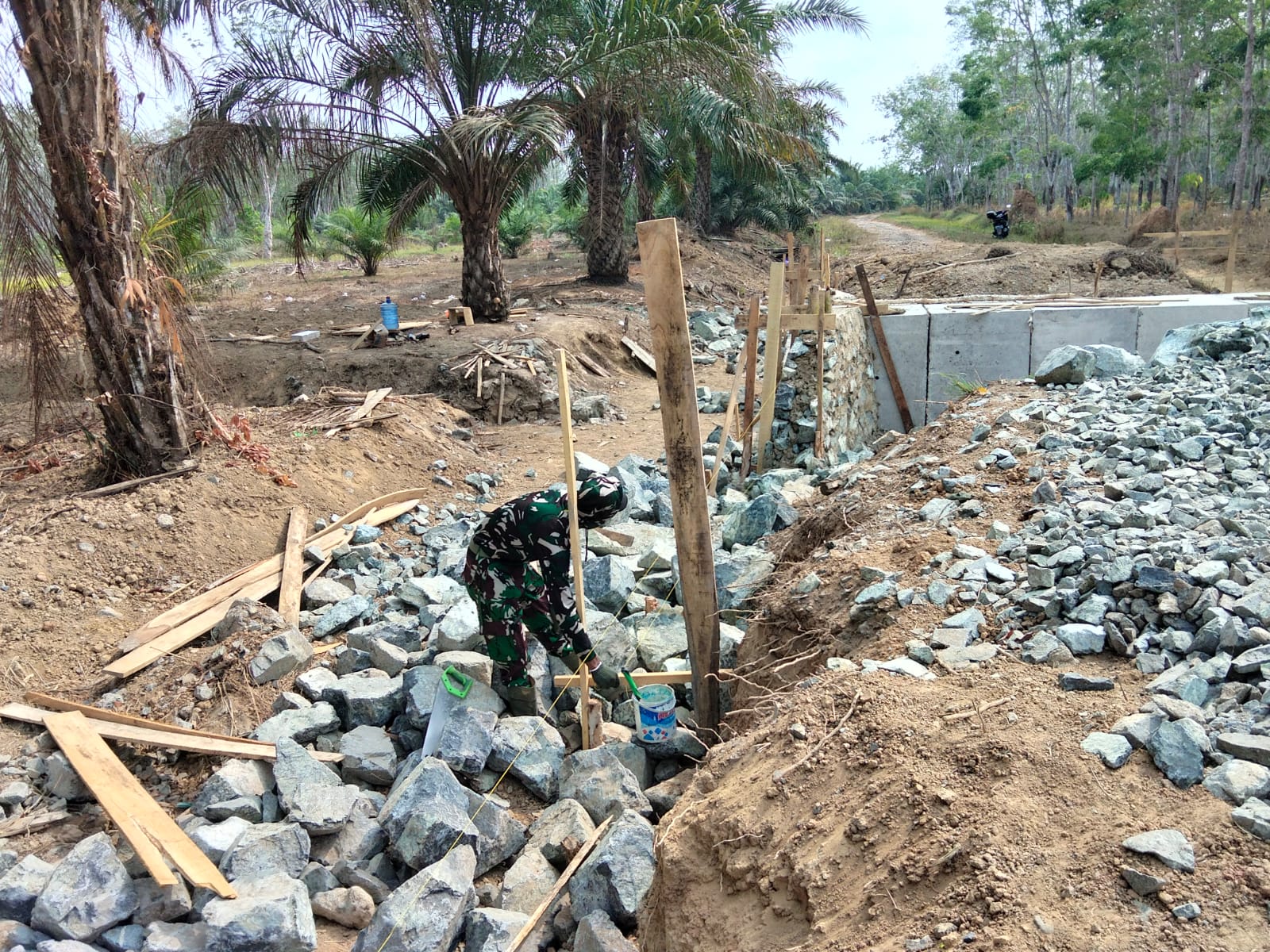 Box Culvert Terpasang Sempurna, Pelda Sugiono Pimpin Percepatan Pembangunan Siring Sayap