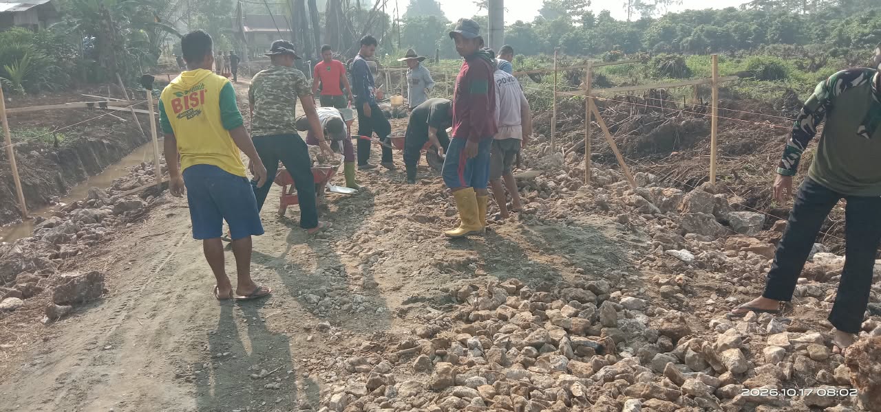 Satgas dan Masyarakat Bersatu dalam Pembangunan TMMD di Parumpanai