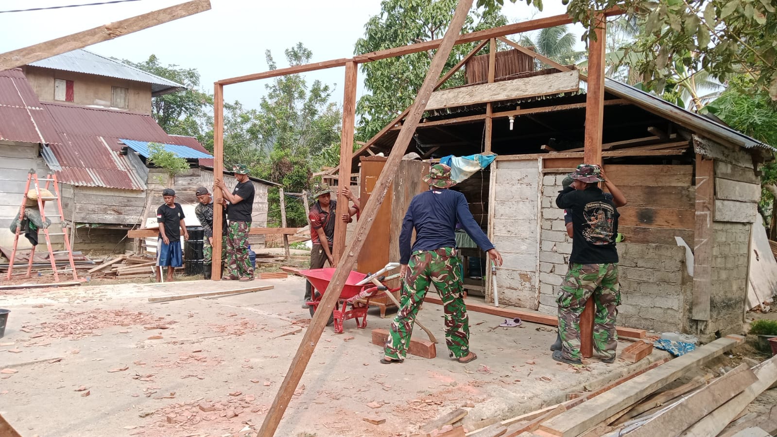 Pendirian Tiang Rumah di Desa Soe: TMMD Poso Fokus pada Rehabilitasi Hunian