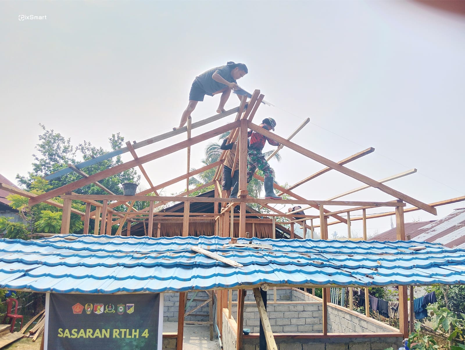 Tunjukkan Keterampilan Konstruksi, Satgas TMMD Kodim 1307/Poso Lanjutkan Pemasangan Reng Atap RTLH