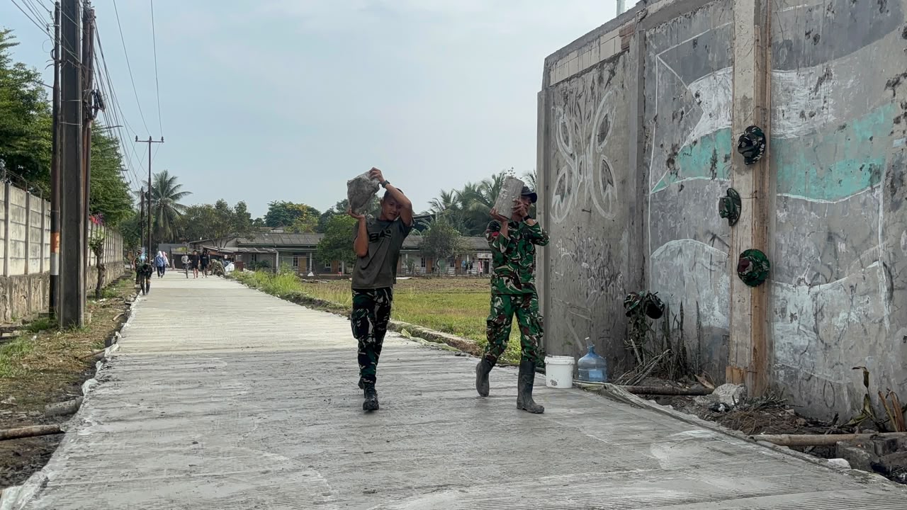Penguatan Bekisting Jalan Desa Sumur Bandung Dipercepat oleh Tim TNI