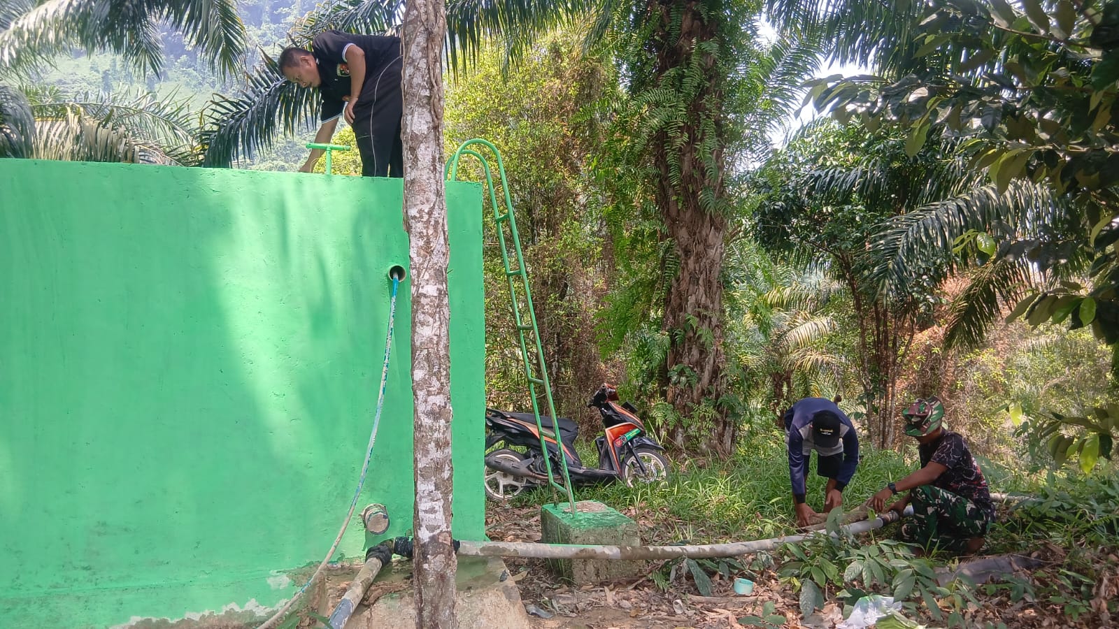 Kerja Bersama TNI dan Masyarakat, Pemasangan Pipa Air di Masjid Dusun Cendana