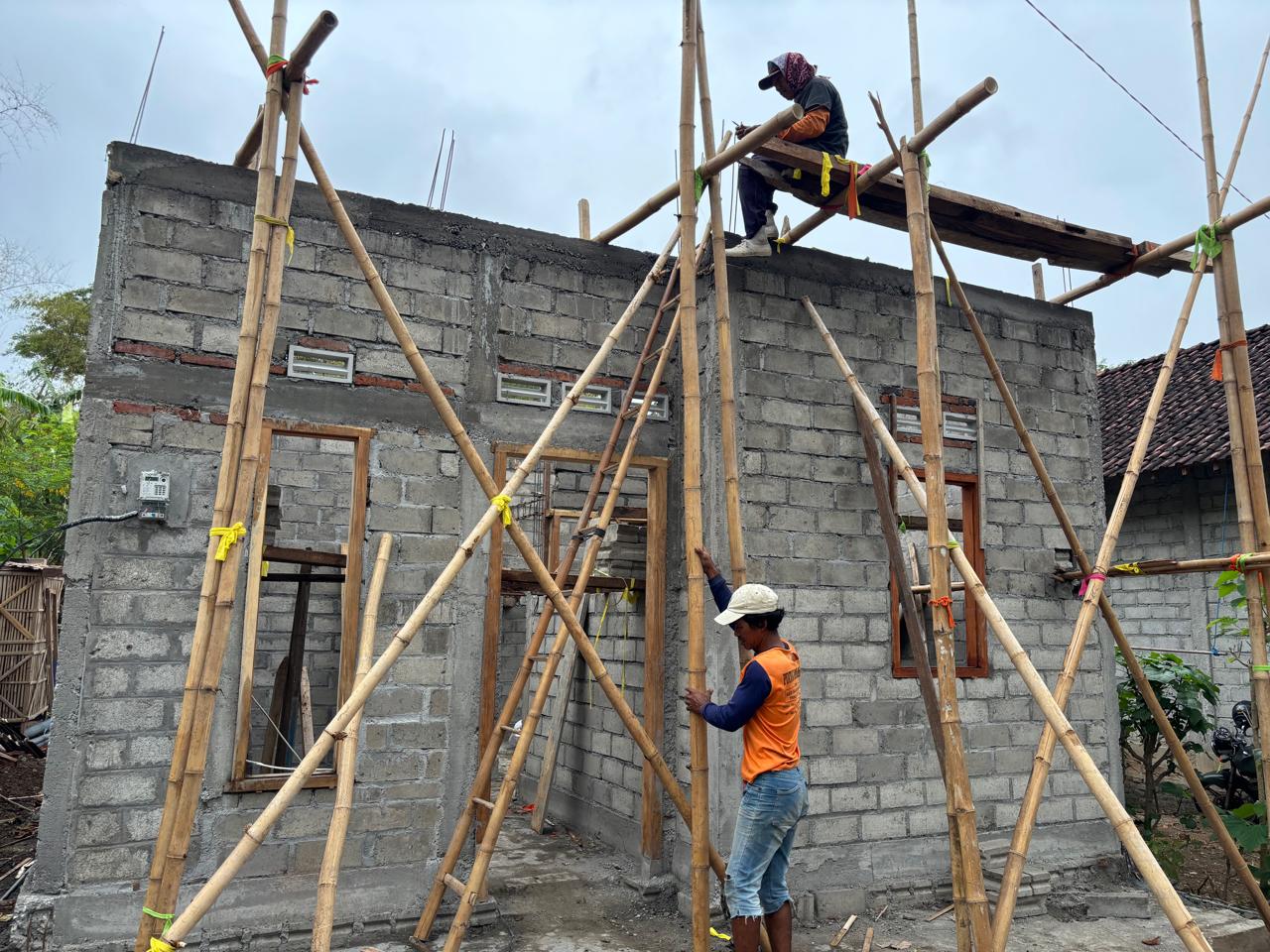 Kejar Penyelesaian Sanitasi, Satgas TMMD Siapkan Pengecoran Balok Kamar Mandi Pak Jaka