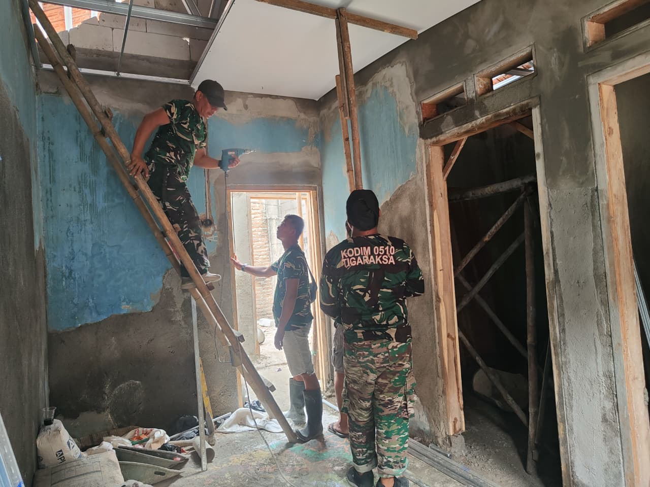 Semangat Kebersamaan dalam Renovasi Rumah Layak Huni untuk M. Syafi’i
