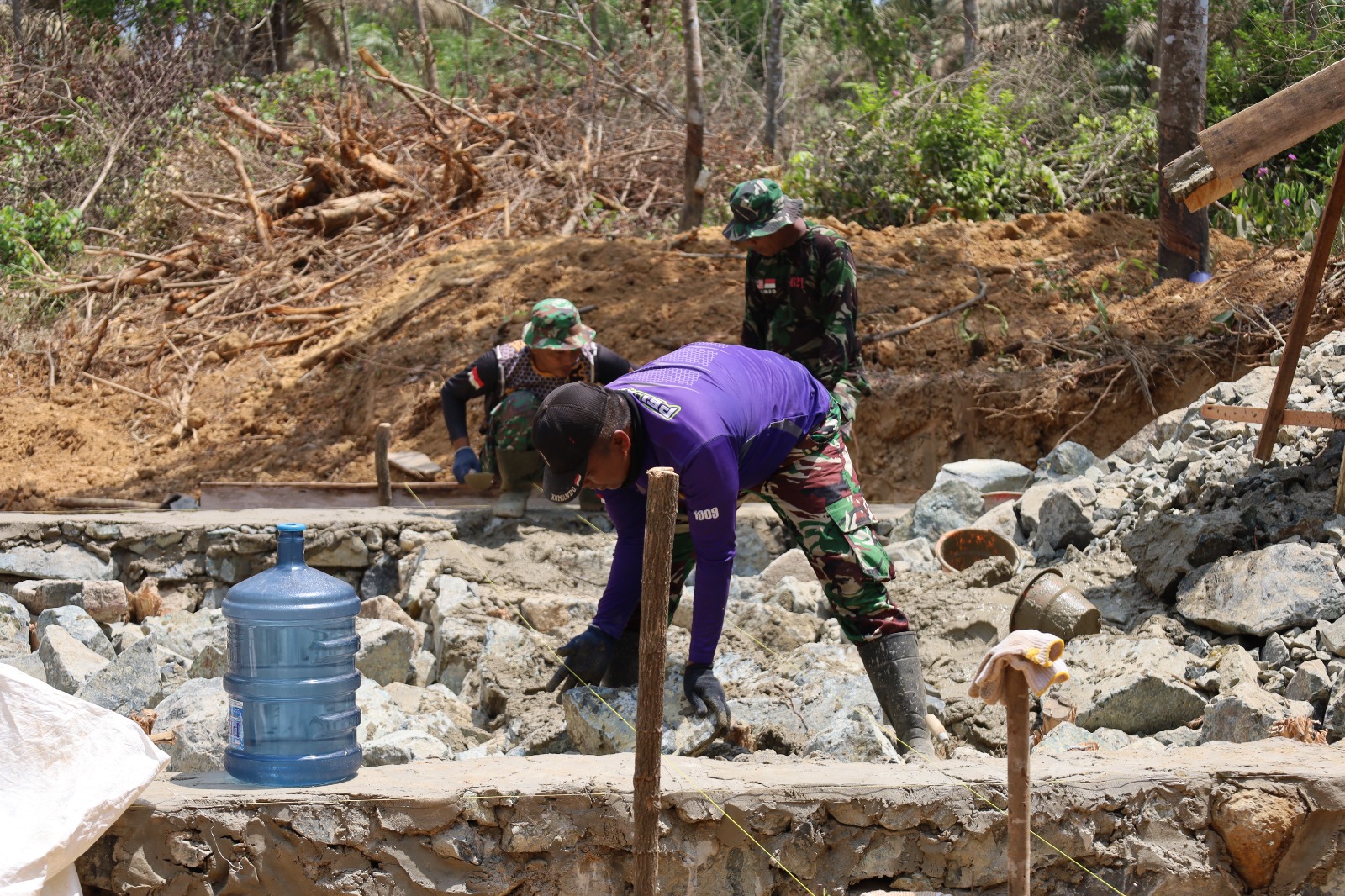 Pengerjaan Strategis Pondasi Jembatan oleh Pasukan TMMD ke-130 Terlihat Maju