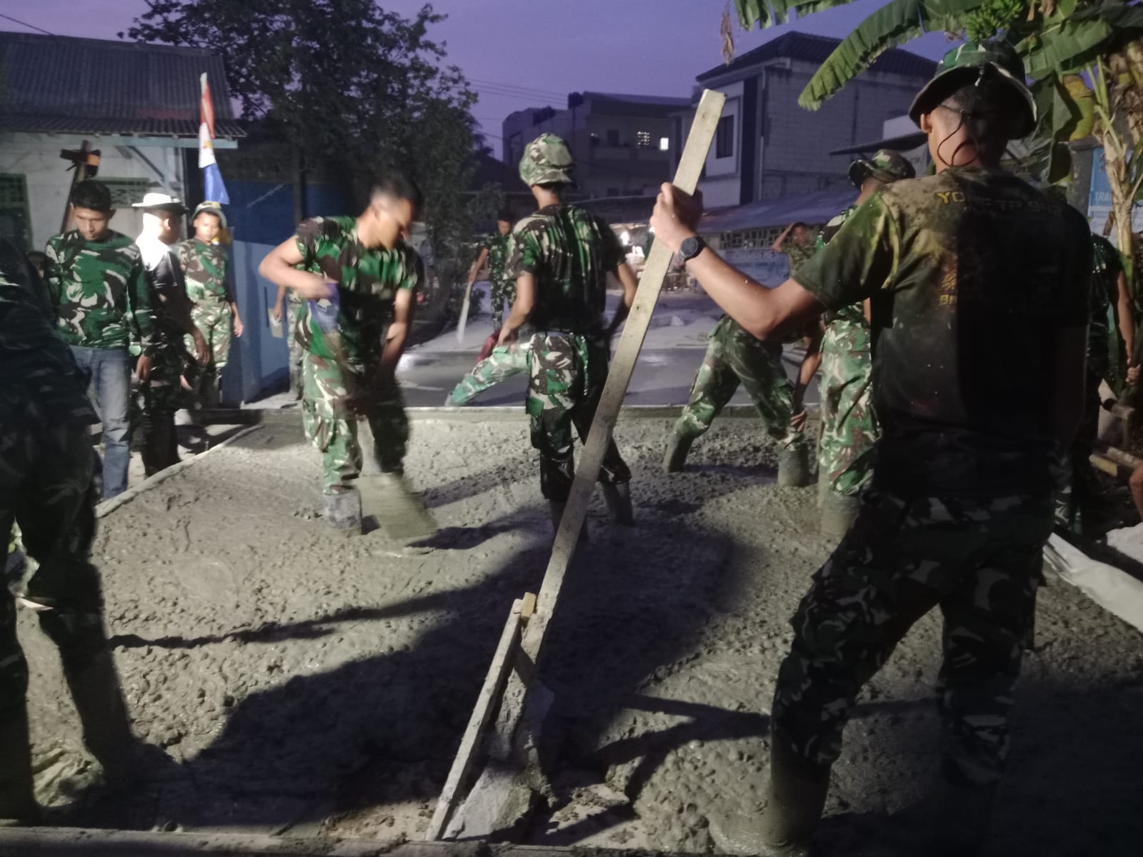 Satgas TMMD 130 Membangun Infrastruktur Melalui Pengecoran Jalan di Desa Sumur Bandung