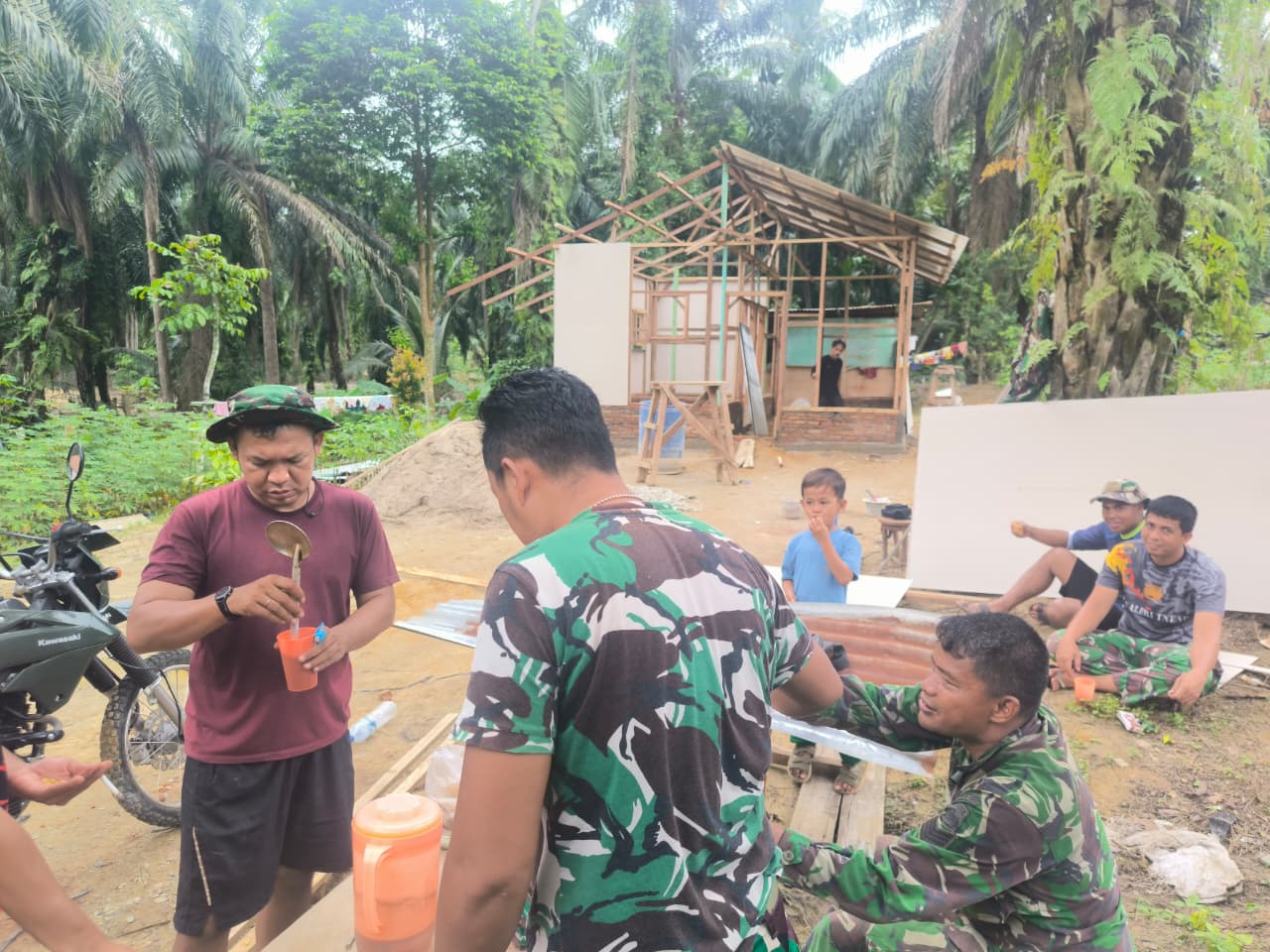 Keceriaan dan Keakraban Satgas TMMD saat Membangun Kediaman Pak Suroto