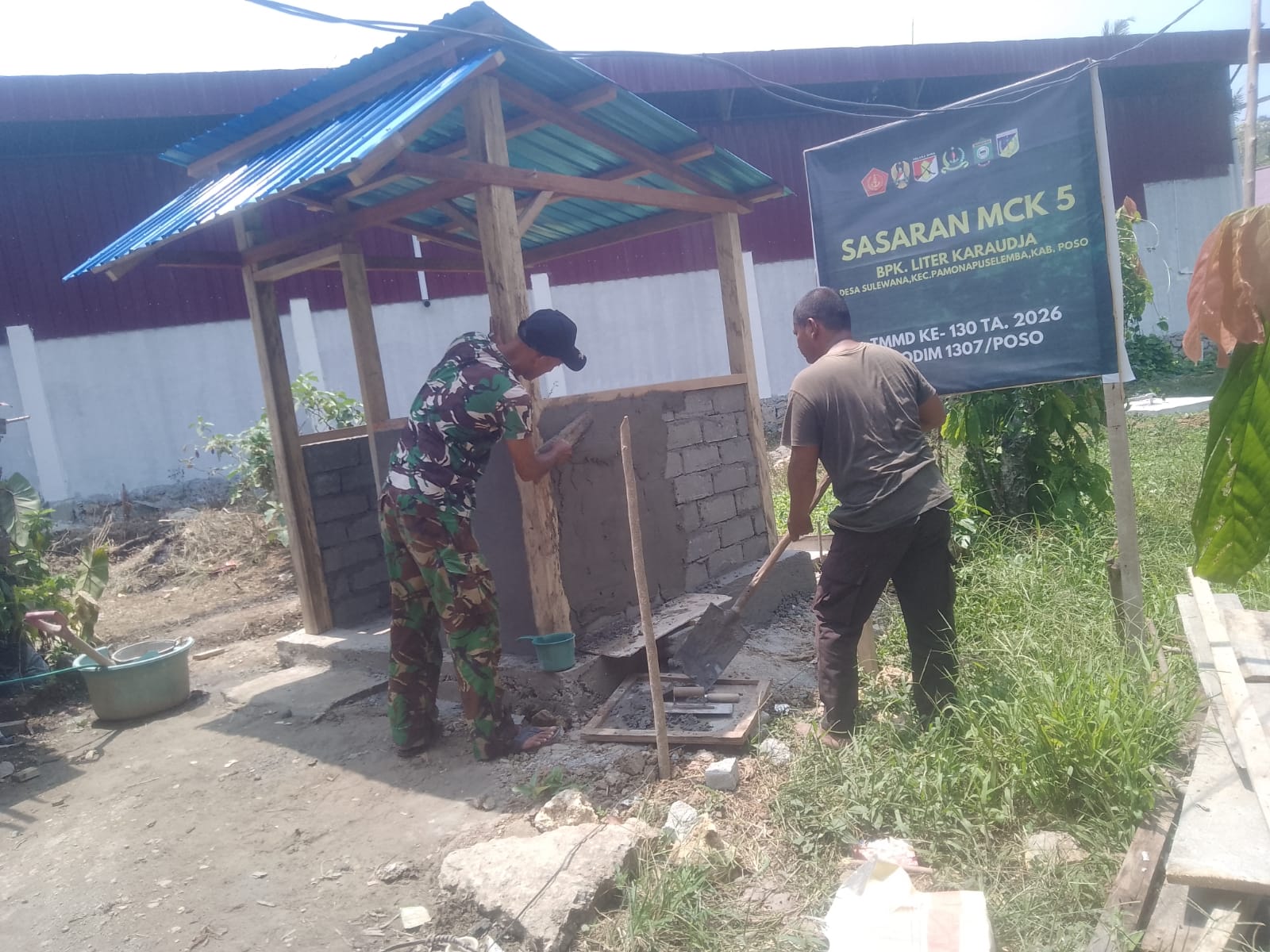 Penguatan pembangunan MCK di desa Sulewana dengan pemasangan dinding batako