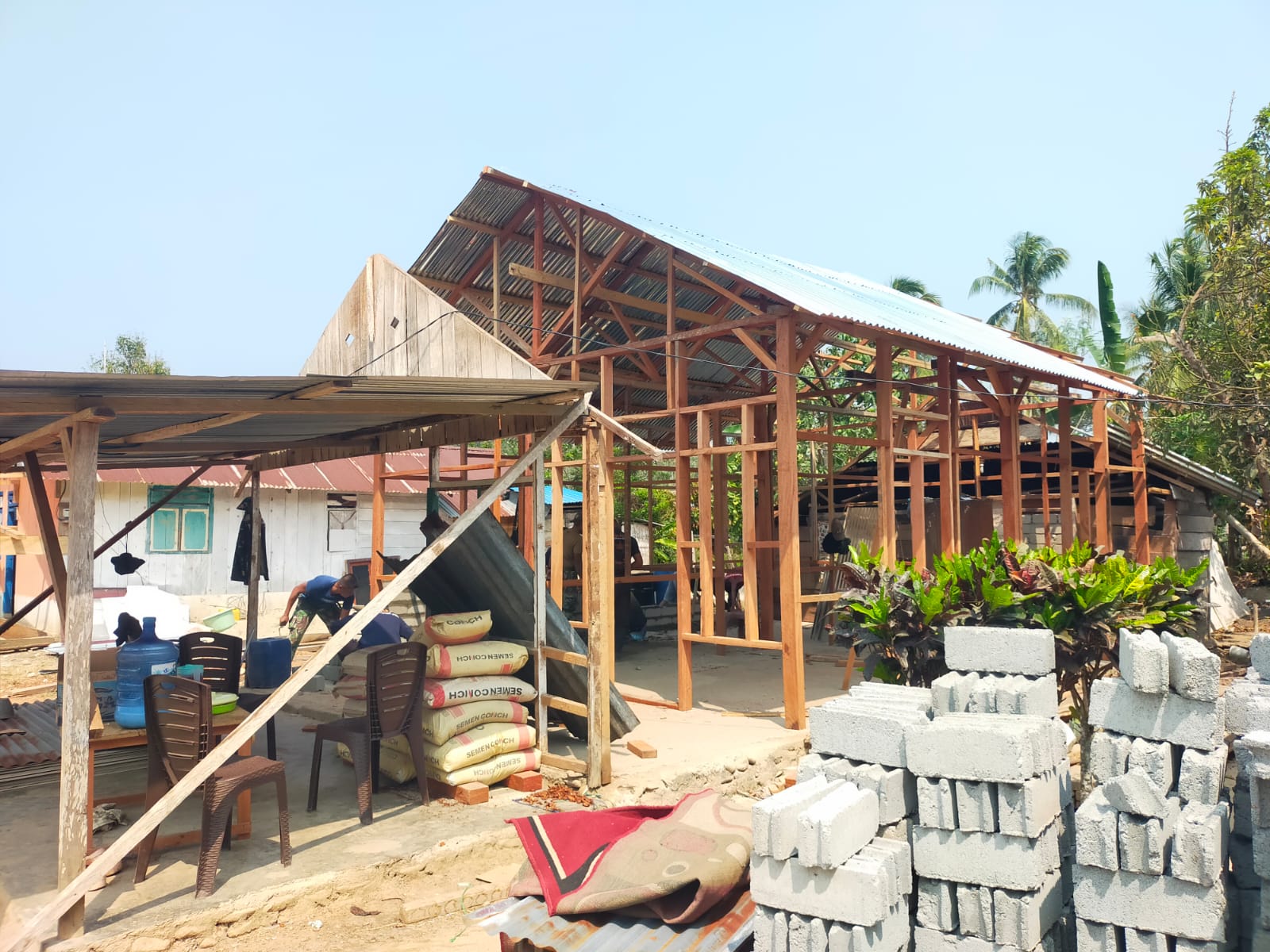 Proyek TMMD ke-130: Renovasi Rumah di Desa Soe dengan Dinding Batako Proyek TMMD ke-130: Renovasi Rumah di Desa Soe dengan Dinding Batako
