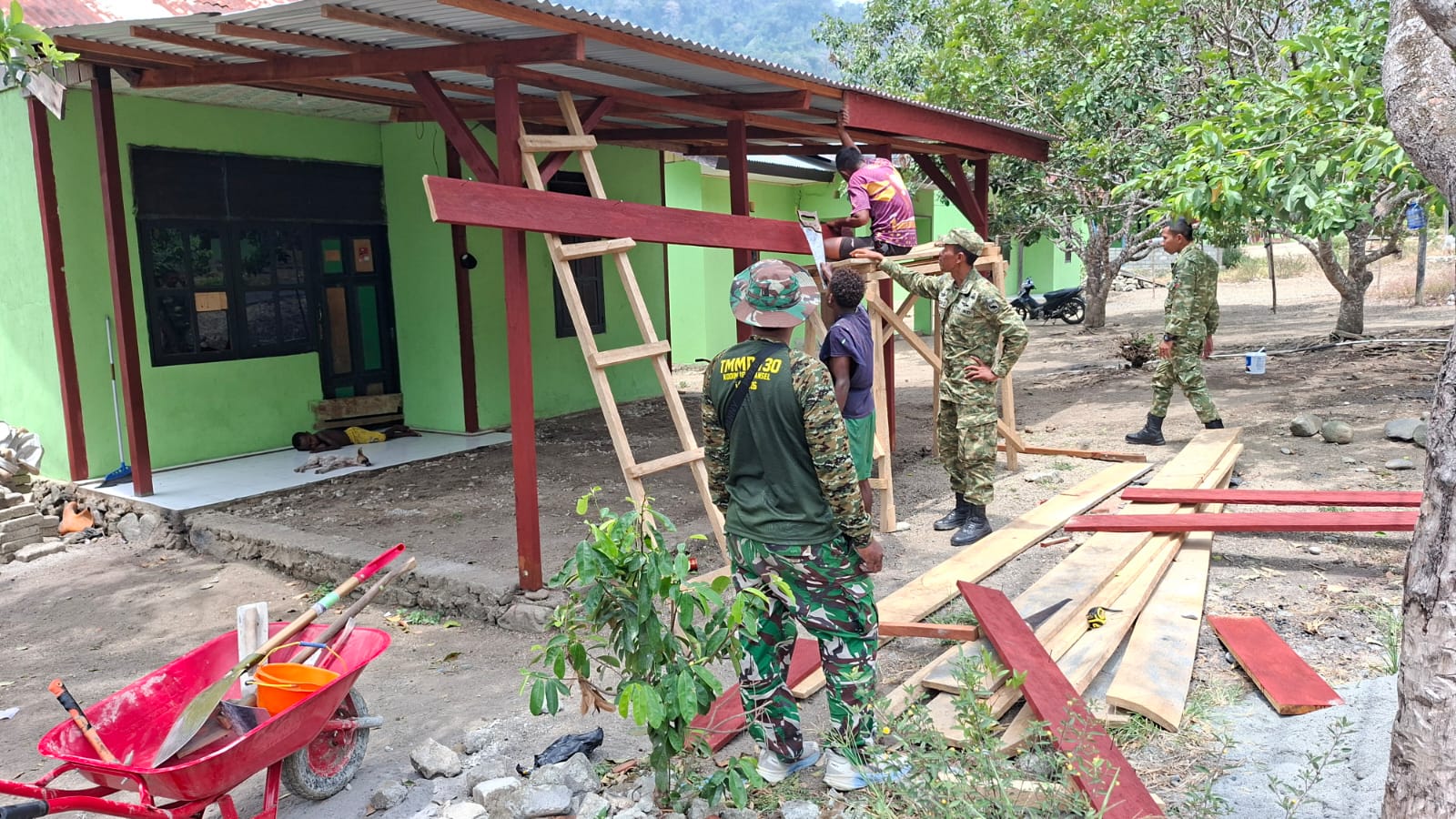 Lisplang Baru Menambah Keindahan Rumah di Yamboi