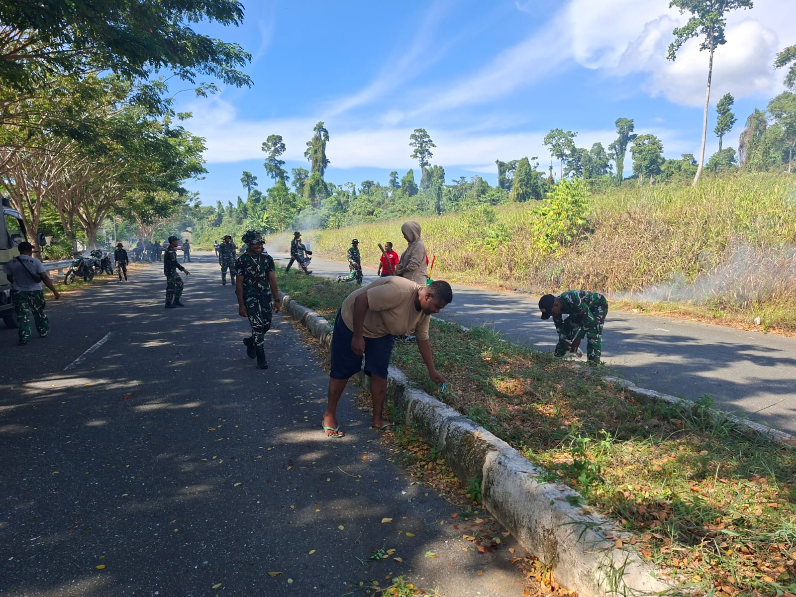 Masyarakat dan Satgas TMMD Bergandeng Tangan Ciptakan Lingkungan Sehat