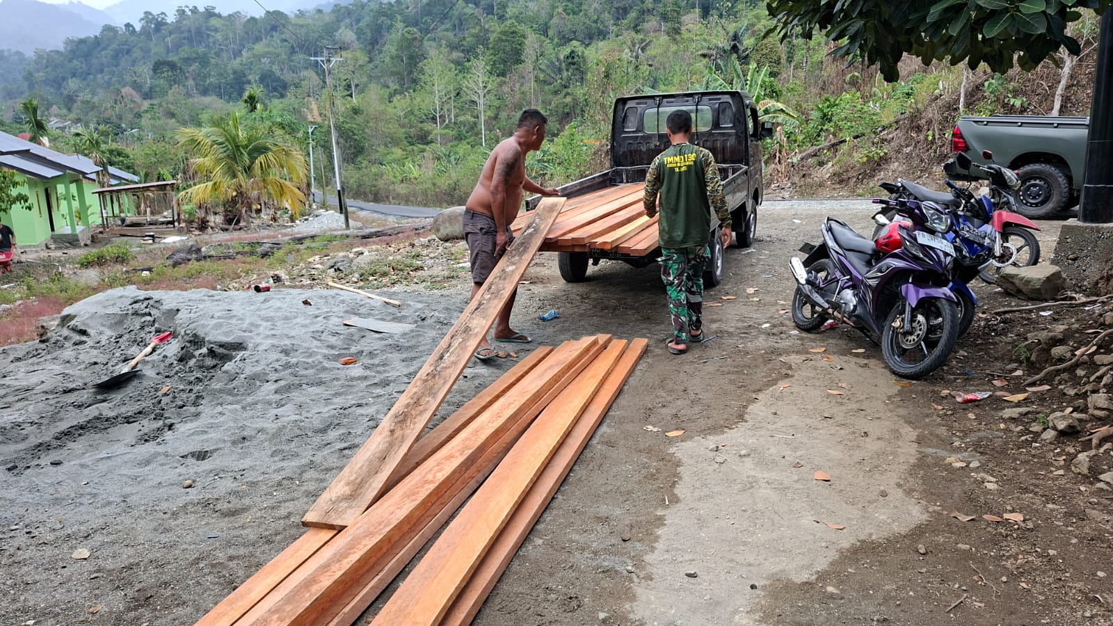 Kekuatan Kerjasama TNI dan Masyarakat Memudahkan Distribusi Material di TMMD 130