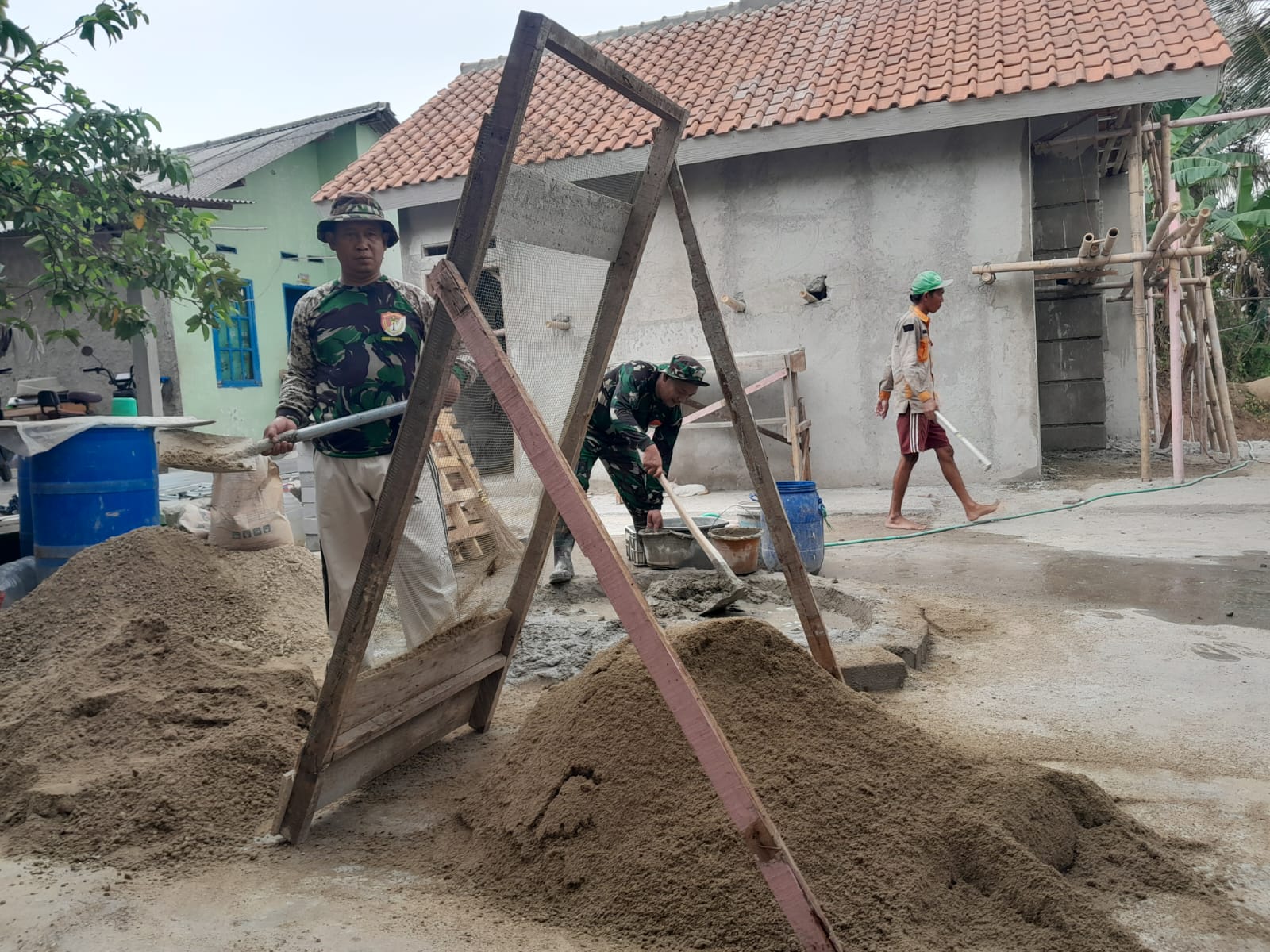TNI dan Masyarakat Bersinergi dalam Pembangunan Hunian Layak Ibu Sukesti