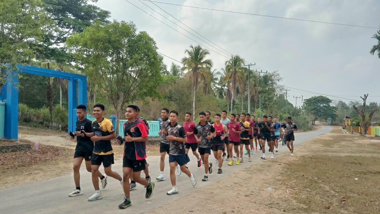 Pagi yang Penuh Energi: Satgas TMMD Berinteraksi dengan Warga saat Berlari
