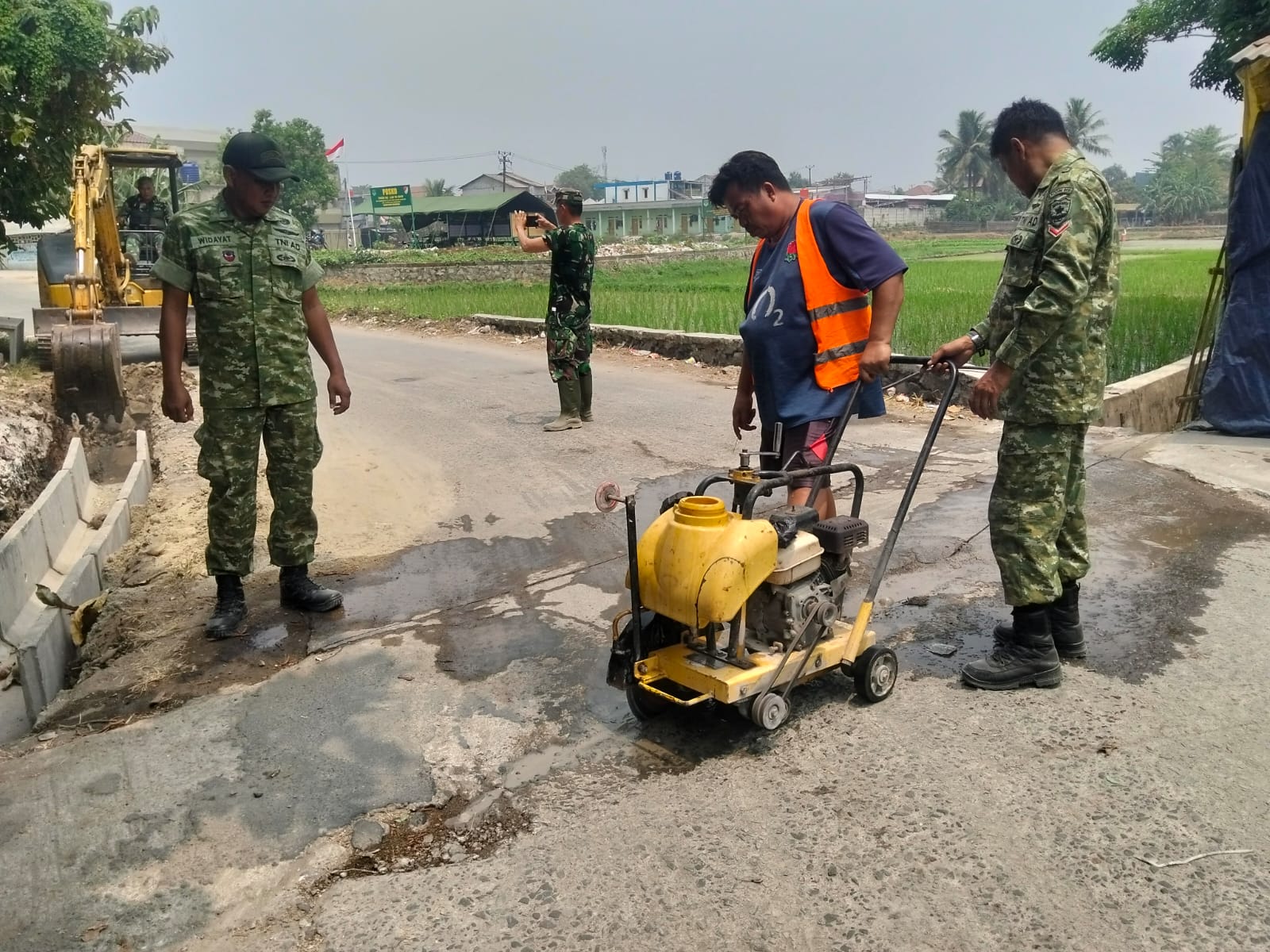TMMD ke-130: Pemotongan Beton untuk Memperkuat Infrastruktur Jalan Desa