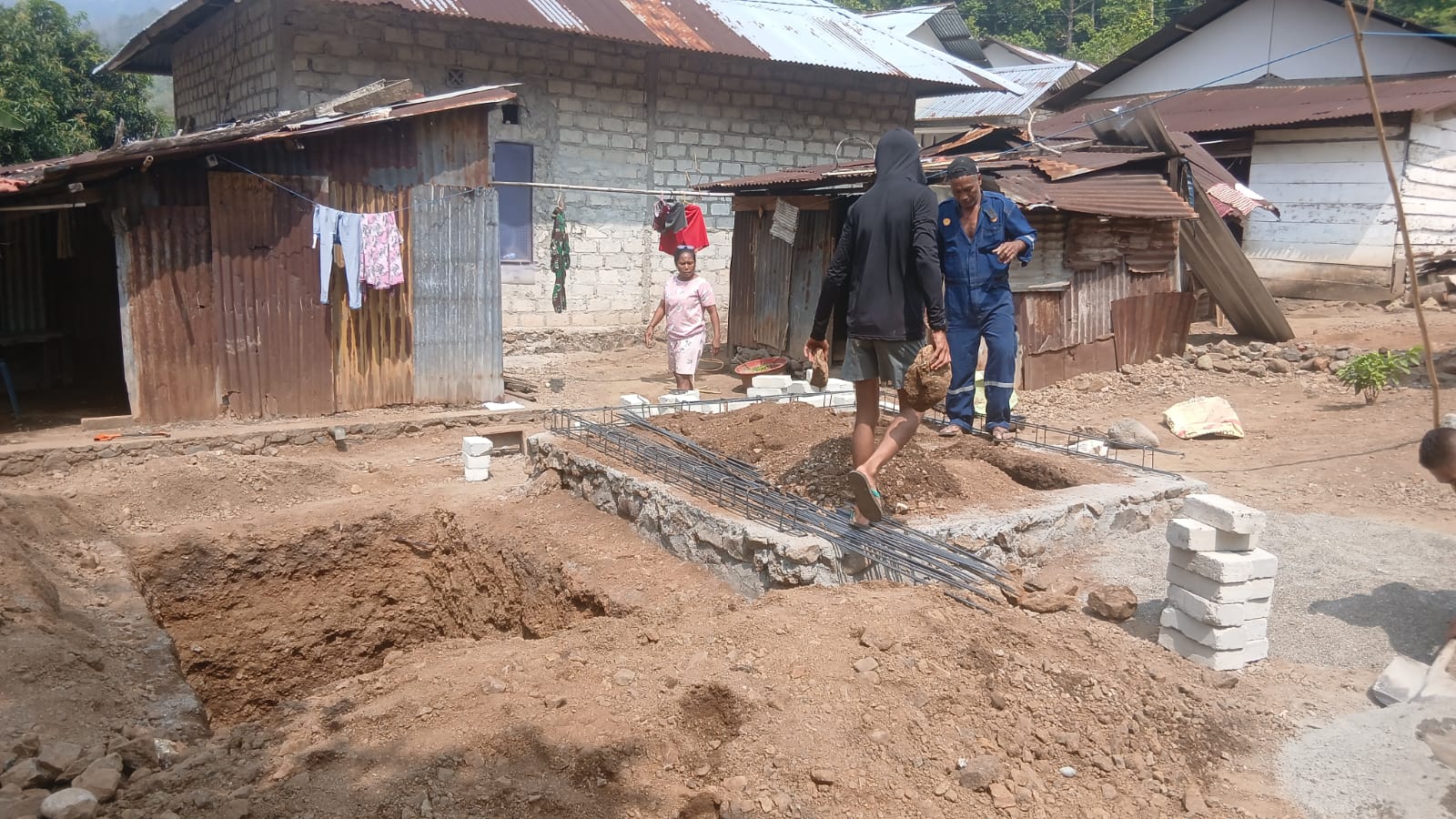 Masuki Tahap Pembuatan Pondasi, Satgas TMMD Ke-130 Kodim 1505/Ambon Bangun MCK di Dusun Seri