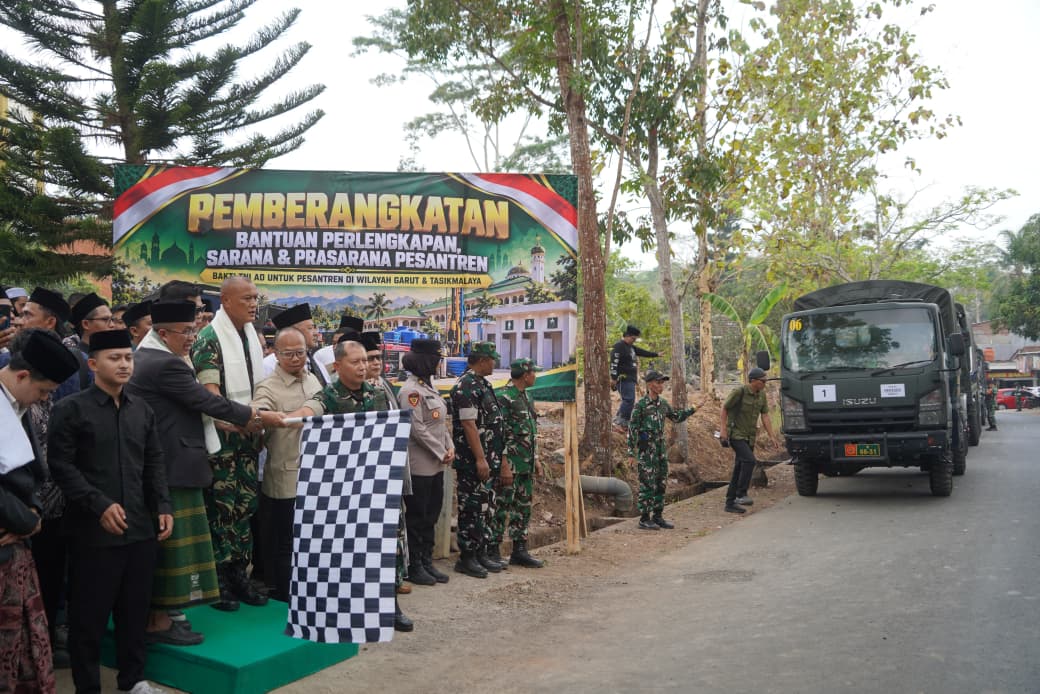 TNI AD Kirim 53 Truk Bantuan untuk Meningkatkan Kesejahteraan Santri