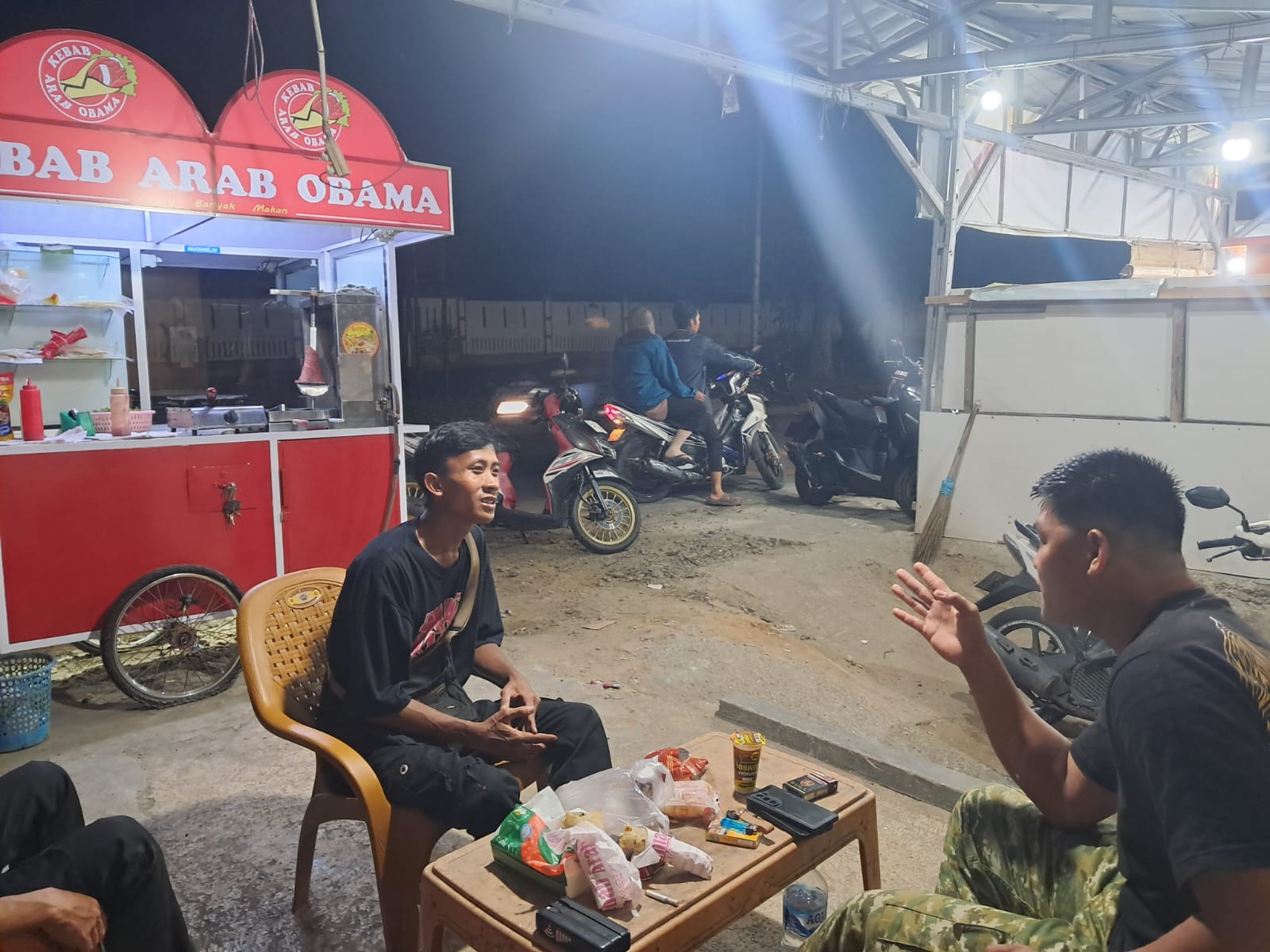 Kegiatan Malam Berbagi, Satgas TMMD ke-130 Kodim 0407/Bengkulu Dekatkan Diri kepada Warga