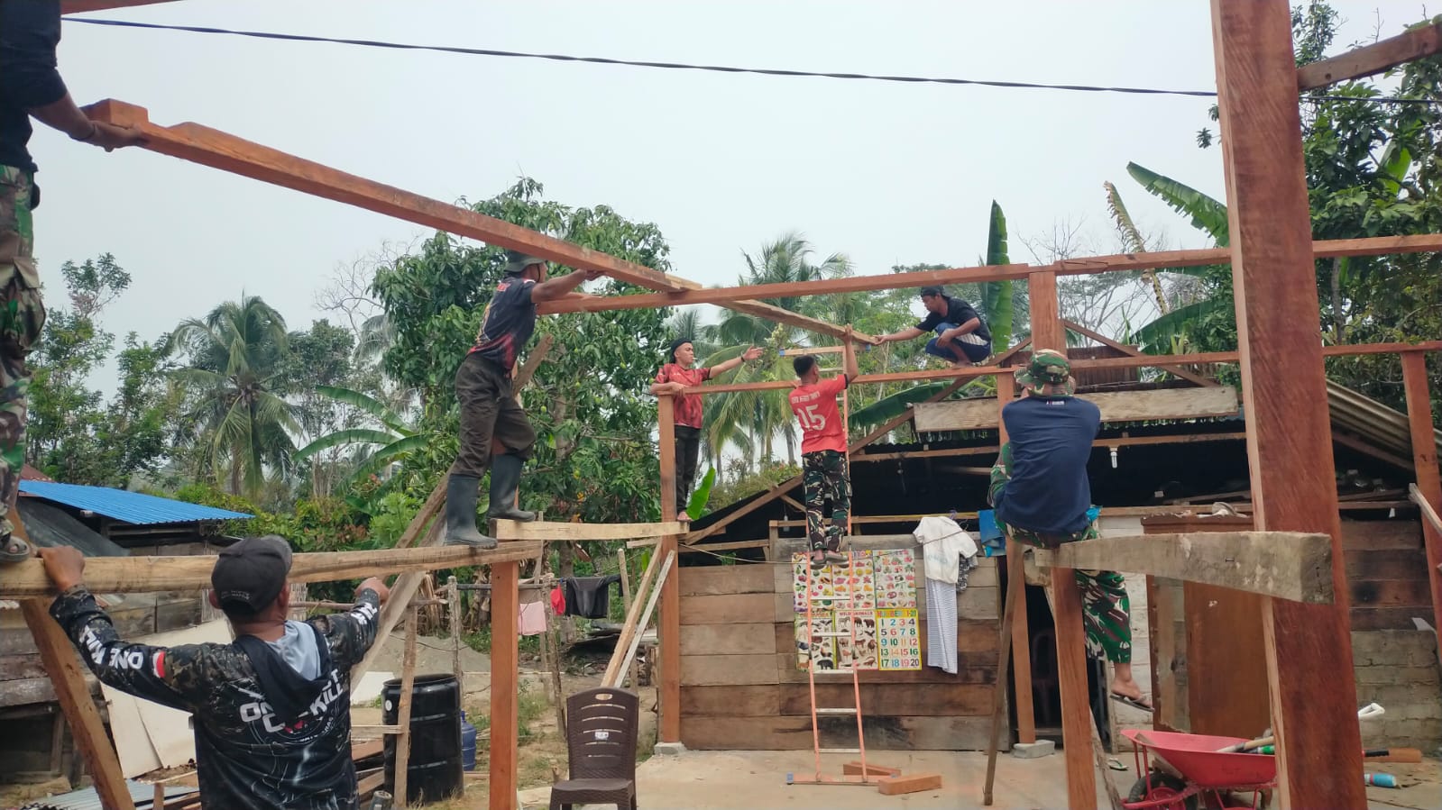 Pemasangan Rangka Atap RTLH oleh Satgas TMMD di Kabupaten Poso