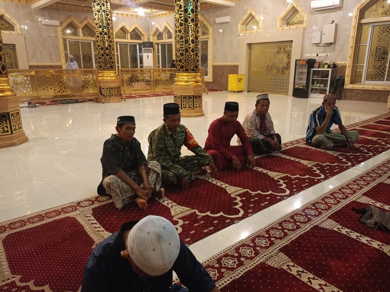Kolaborasi TNI dan Warga melalui Sholat Subuh Bersama di Sidrap