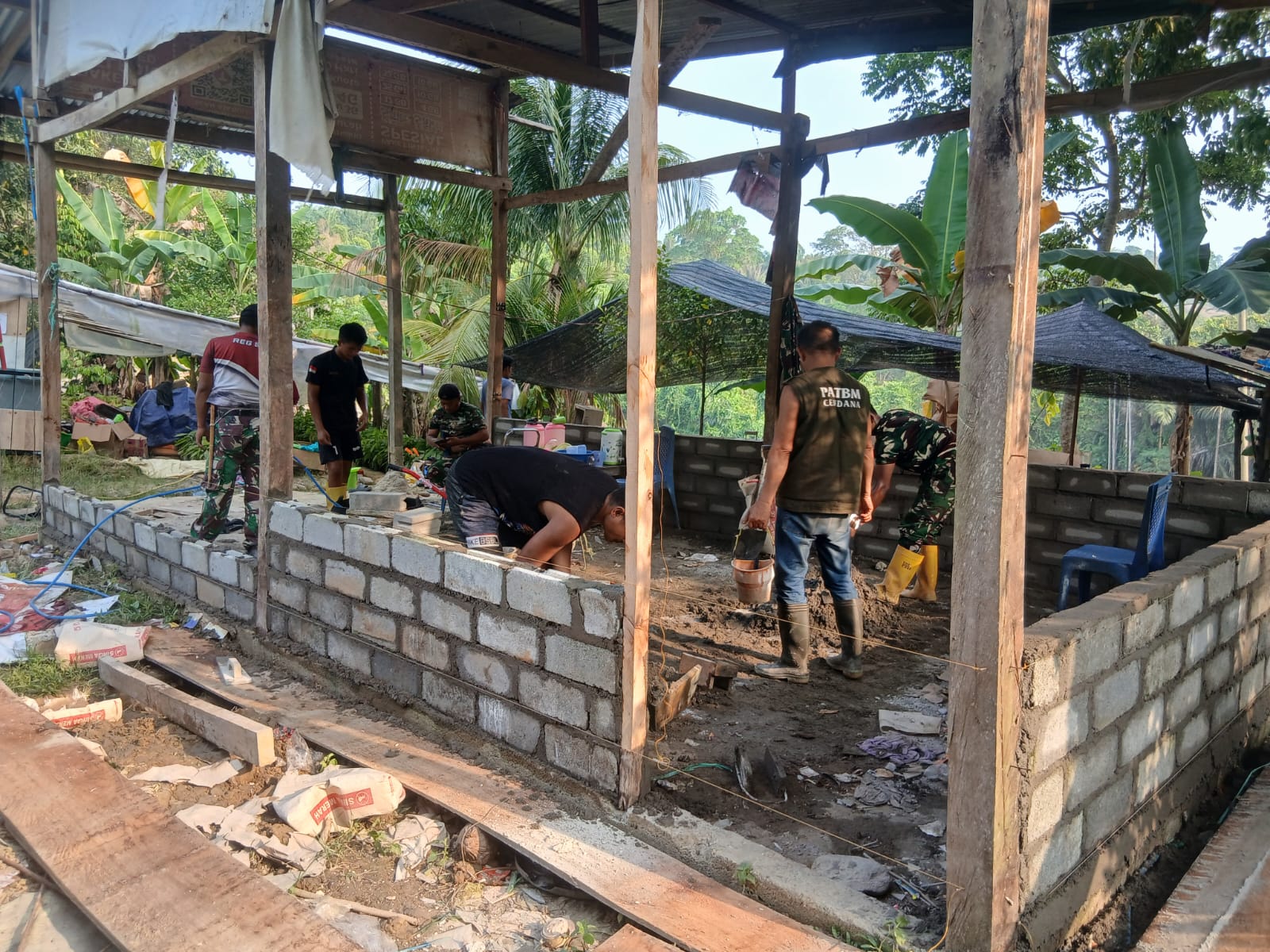 Perbaikan Rumah Hendra: Kerja Sama Satgas dan Komunitas untuk Meningkatkan Kesejahteraan Perbaikan Rumah Hendra: Kerja Sama Satgas dan Komunitas untuk Meningkatkan Kesejahteraan