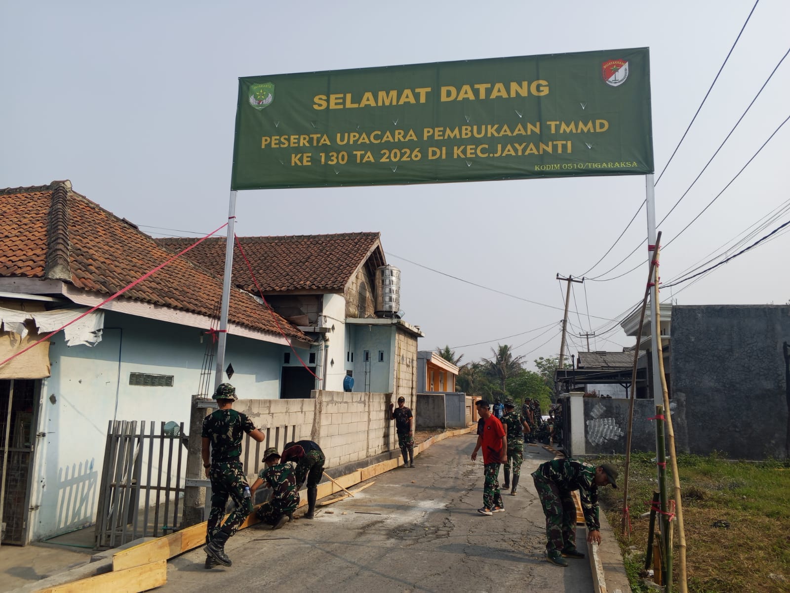 Ketelitian Jadi Kunci, Satgas TMMD ke-130 Kodim 0510/Tigaraksa Pasang Bekisting Jalan