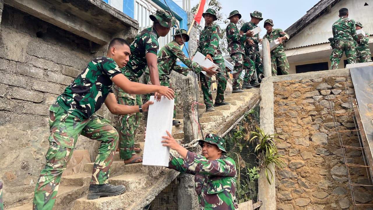 Bantuan Satgas TMMD 130 Kodim 0818 untuk Abdul Kodir dalam Membangun Tempat Tinggal Layak