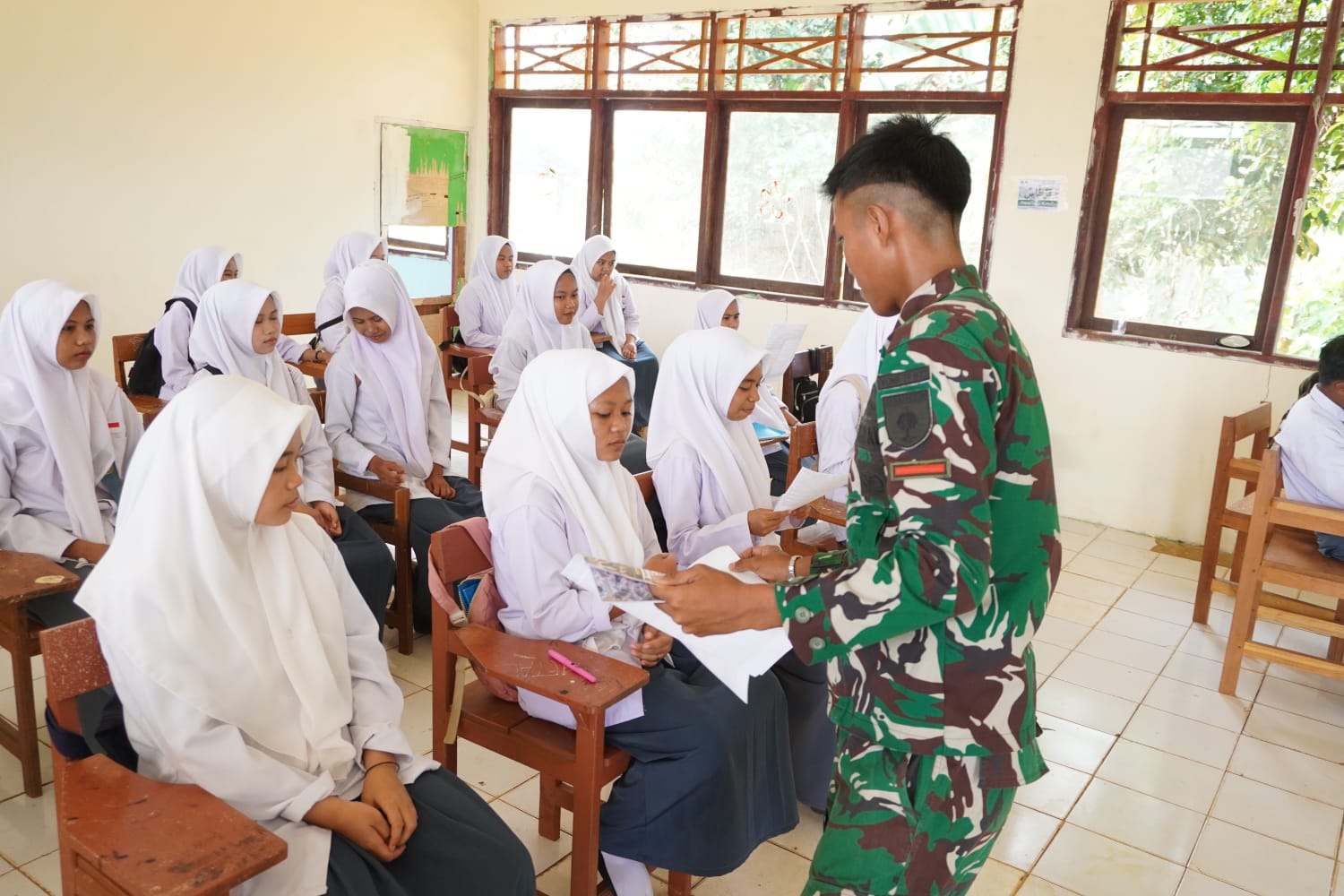 Satgas TMMD Kodim 1403 Edukasi Siswa tentang Rekrutmen TNI Tanpa Biaya dan Calo