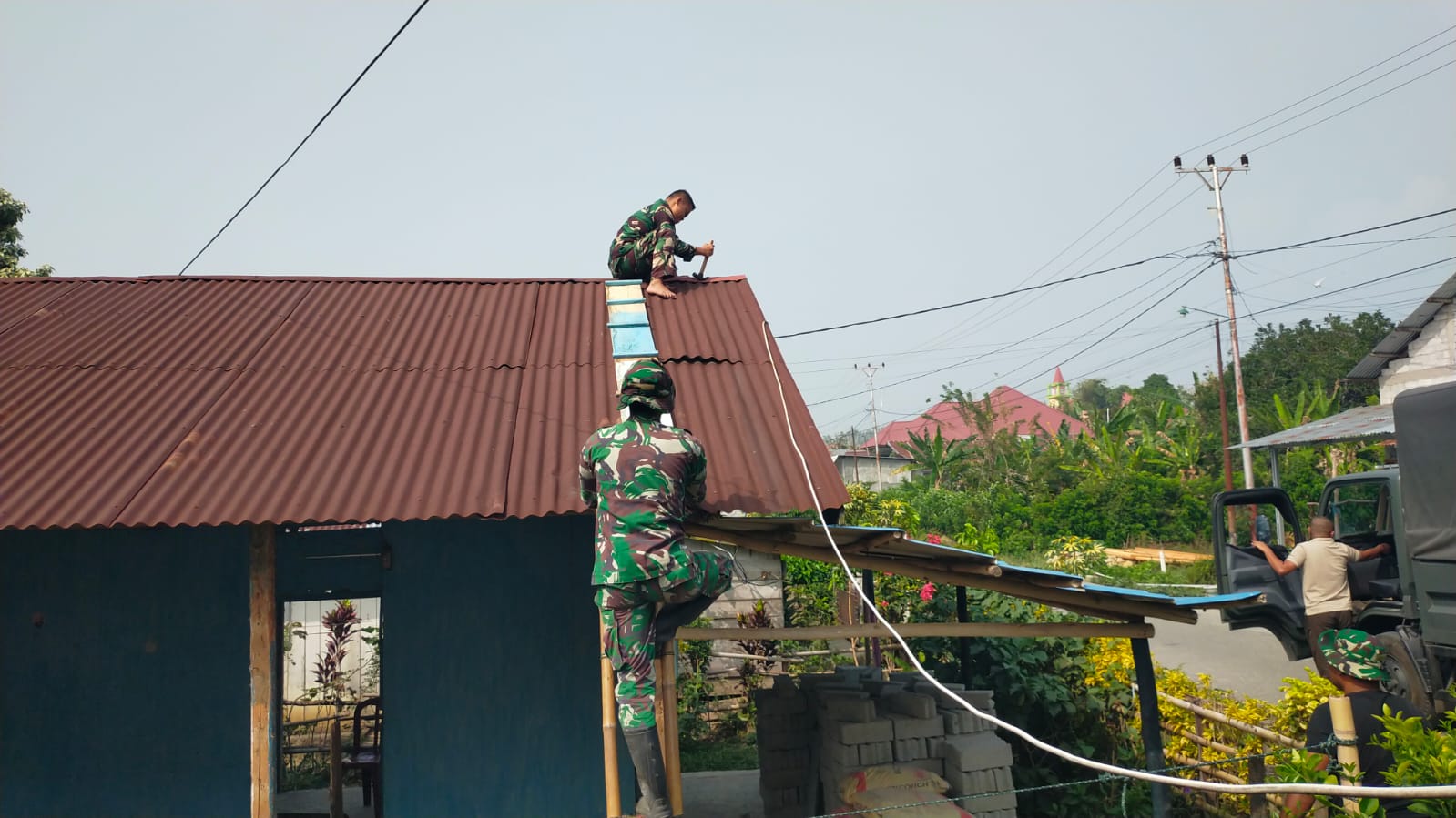 Perbaikan Atap Rumah Ibu Minya oleh Satgas TMMD Ke-130