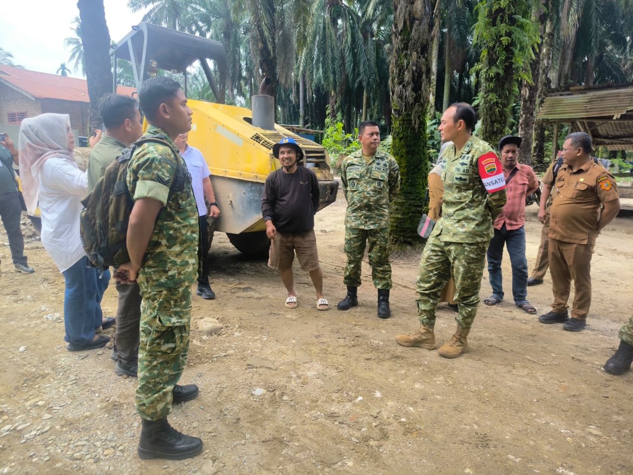 TNI Perkuat Infrastruktur Desa Aek Batu Melalui Peningkatan Jalan TMMD