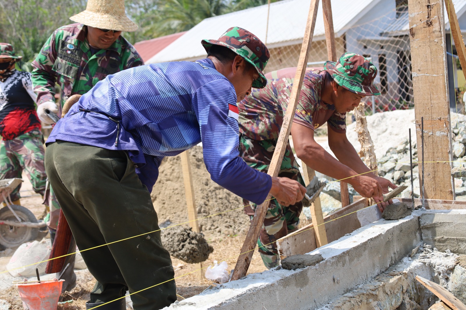 Satgas TMMD Siapkan Poskamling Sebagai Upaya Meningkatkan Keamanan Warga Karang Rejo