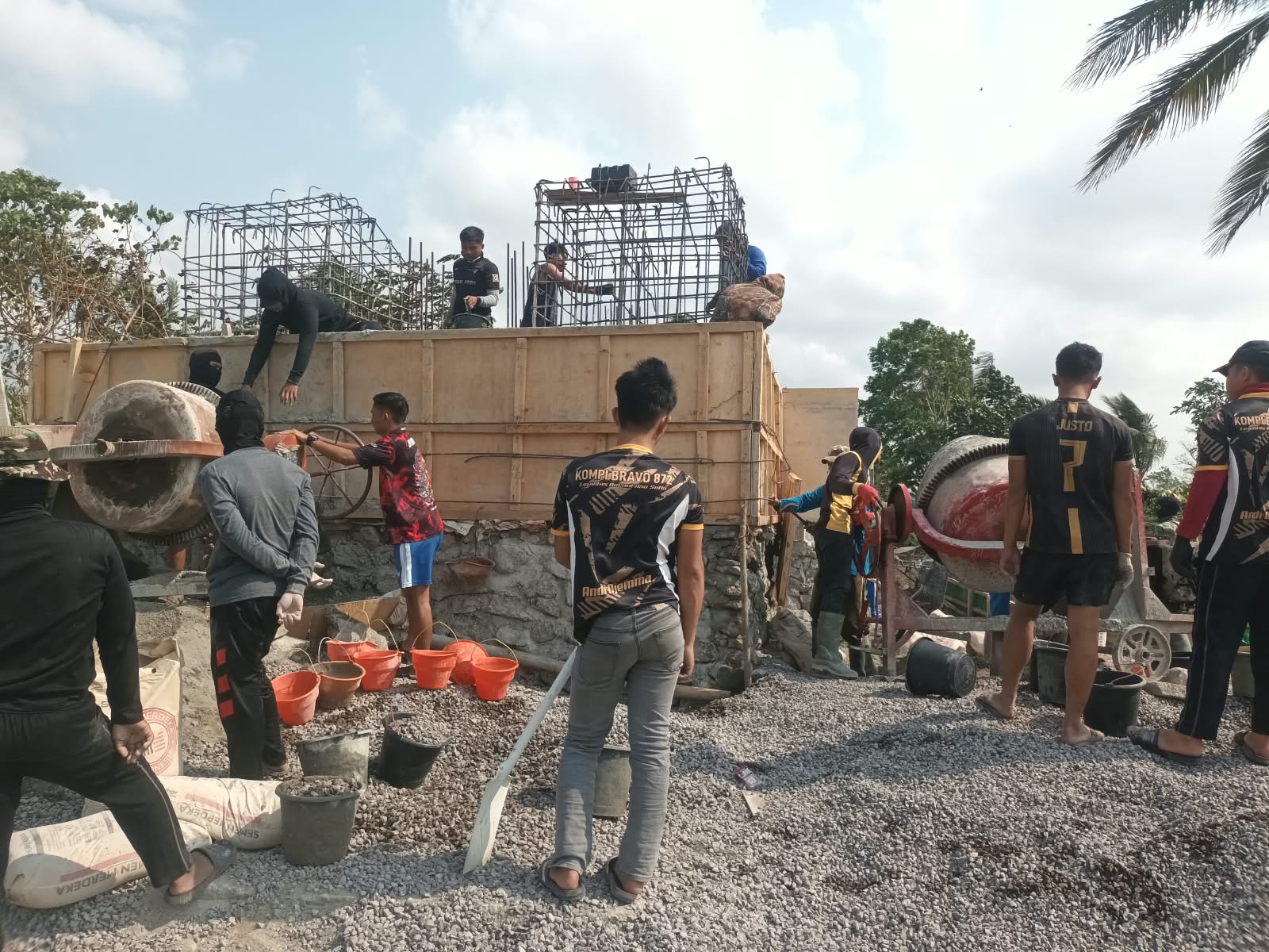 PENINGKATAN INFRASTRUKTUR DI SIPODECENG MELALUI JEMBATAN GANTUNG