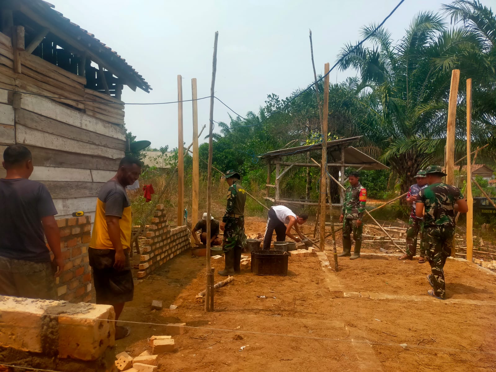 Wujudkan Hunian Layak, Satgas TMMD ke-130 Kodim 0427/Way Kanan Terus Genjot Pembangunan RTLH