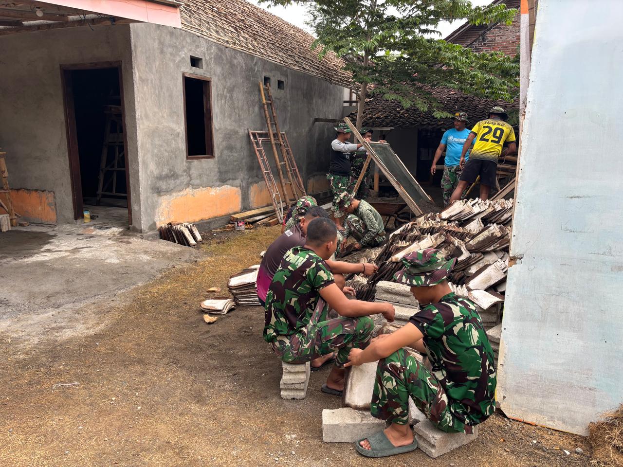 Upaya TMMD Mewujudkan Rumah Layak Huni untuk Pak Atim di Tulungagung