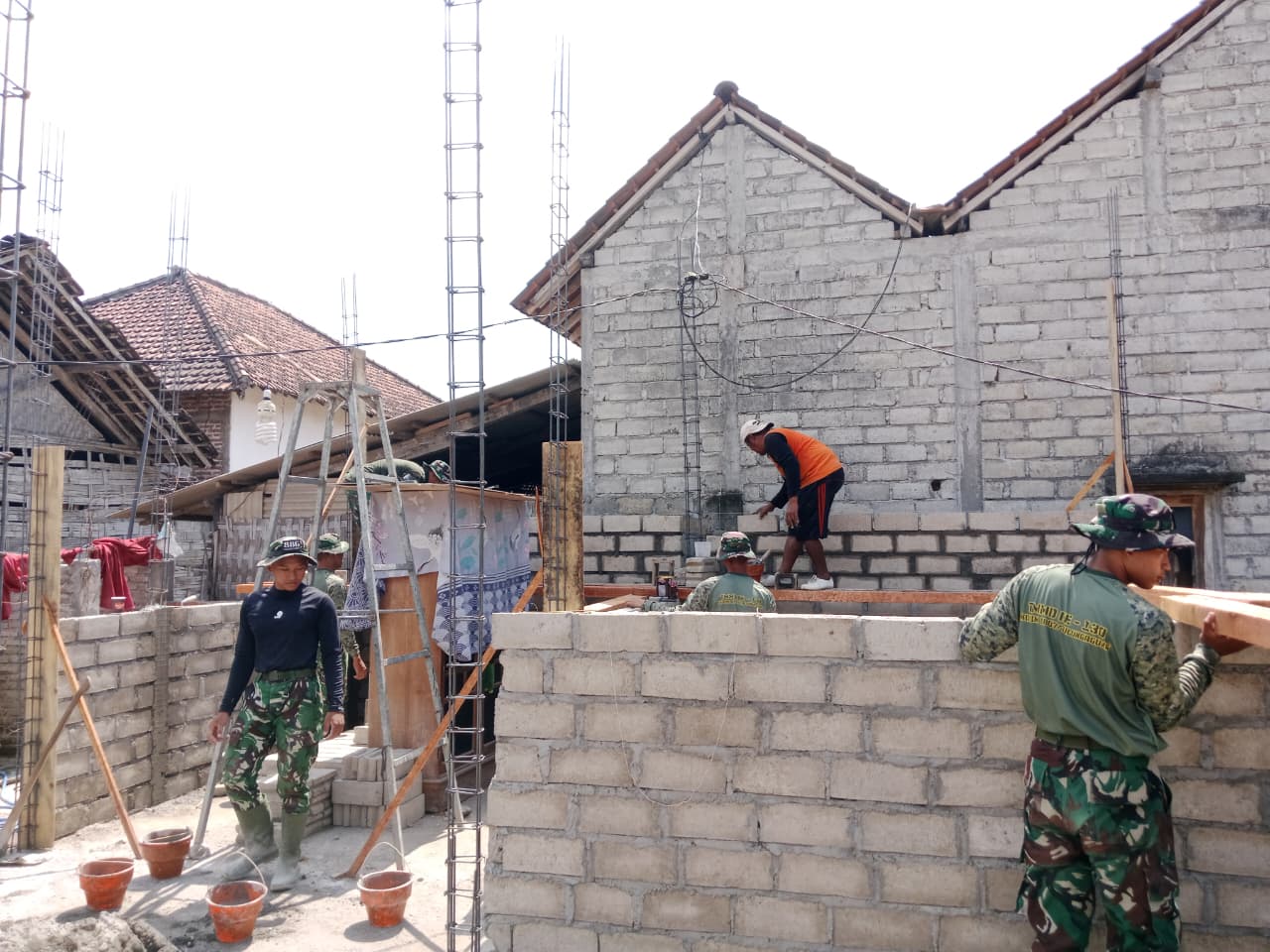 Satgas TMMD Tingkatkan Kualitas Hunian Agus Suwandi di Tulungagung
