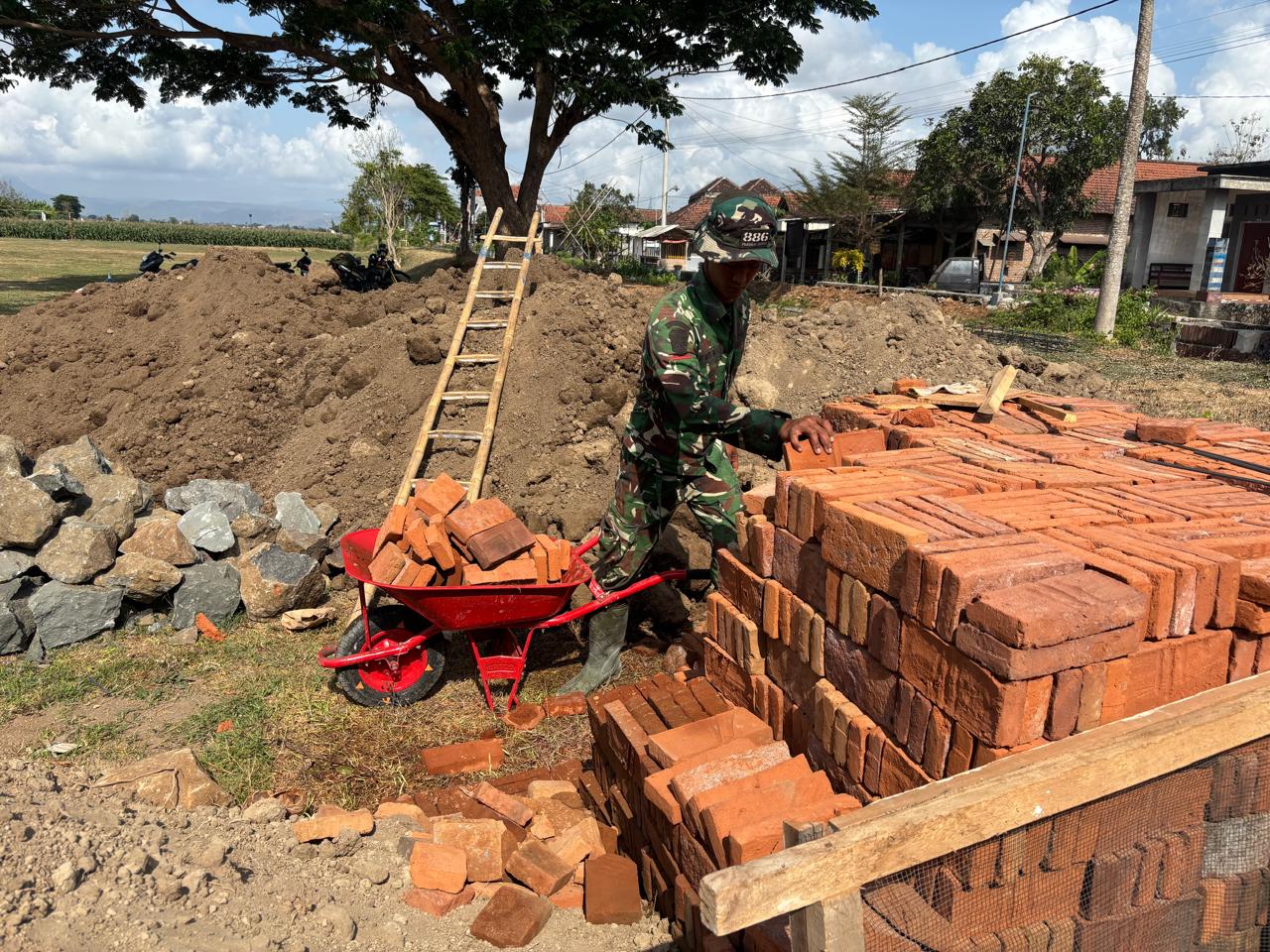 Pembangunan MCK Umum di Desa Pojok Dikebut oleh Anggota TMMD
