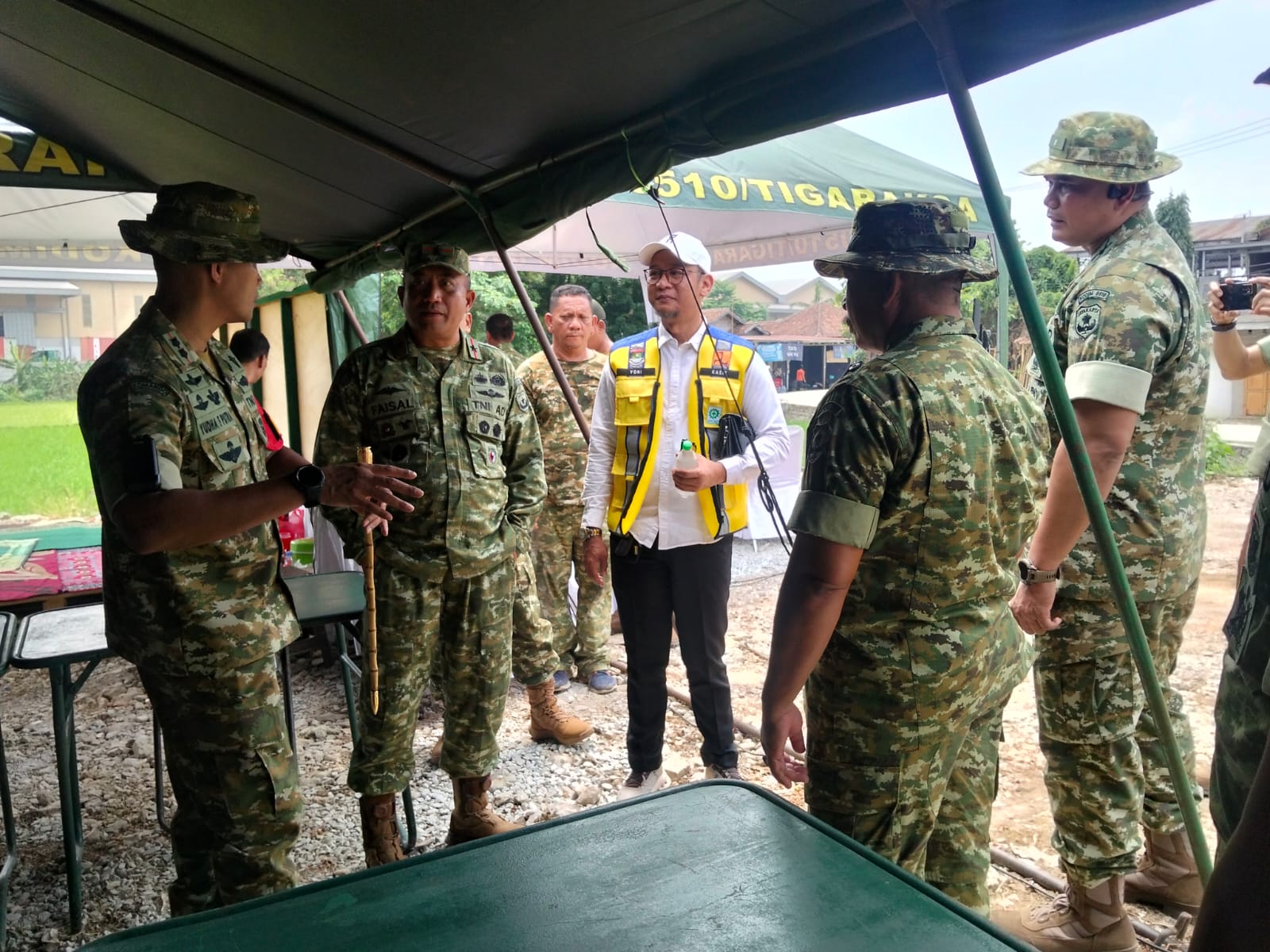 Brigjen TNI Faisal Rizal Memastikan Progres TMMD 130 di Desa Sumur Bandung