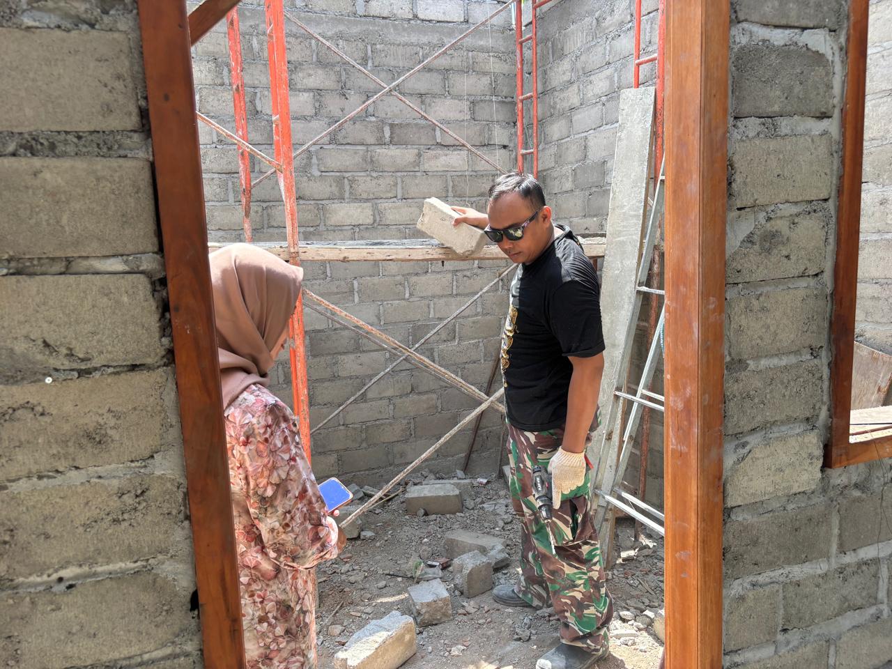 Satgas TMMD ke-130 Kodim Tulungagung Lanjutkan Peninggian Dinding Rutilahu Pak Sujianto